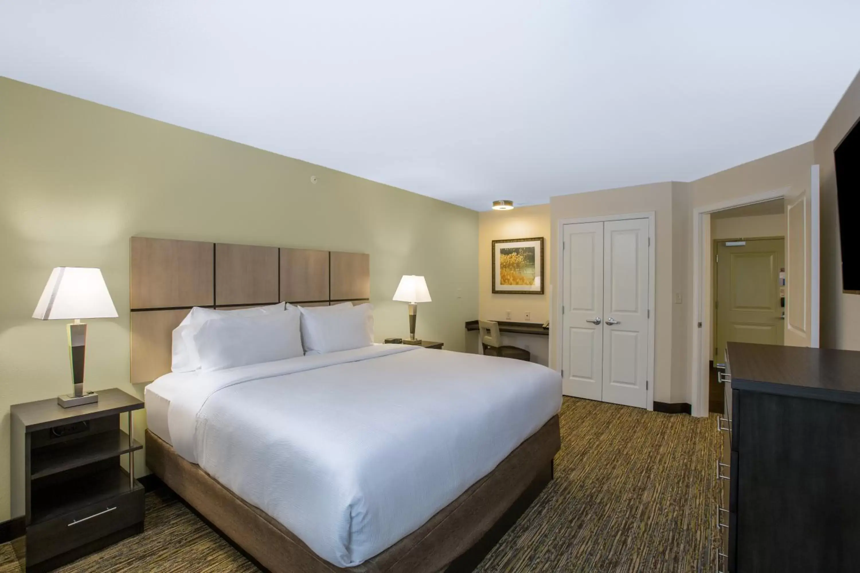 Photo of the whole room, Bed in Candlewood Suites - Omaha Millard Area, an IHG Hotel