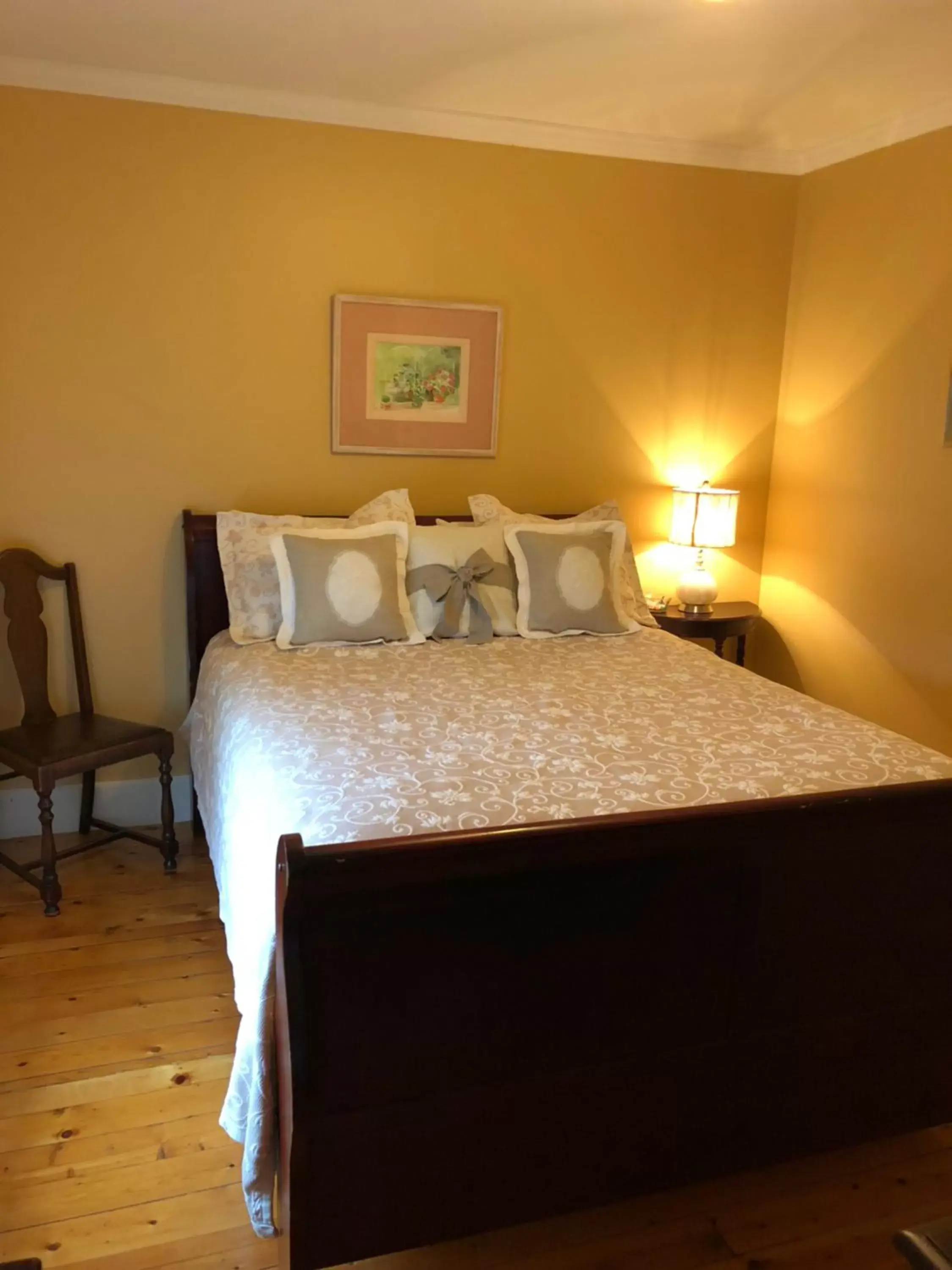 Photo of the whole room, Bed in Auberge d'Anjou-Cocooning Café