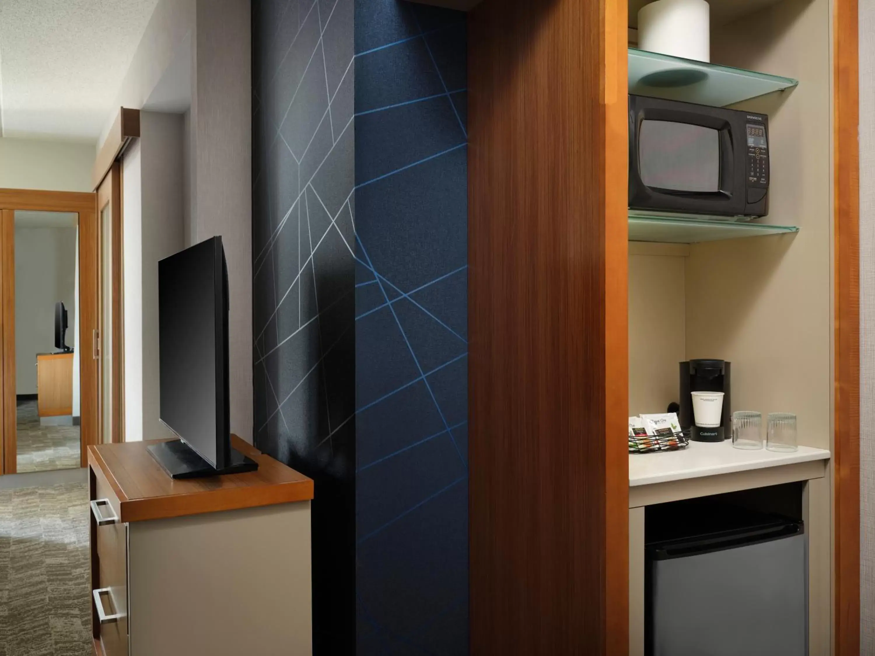 Kitchen or kitchenette, TV/Entertainment Center in SpringHill Suites by Marriott Pittsburgh Mt. Lebanon