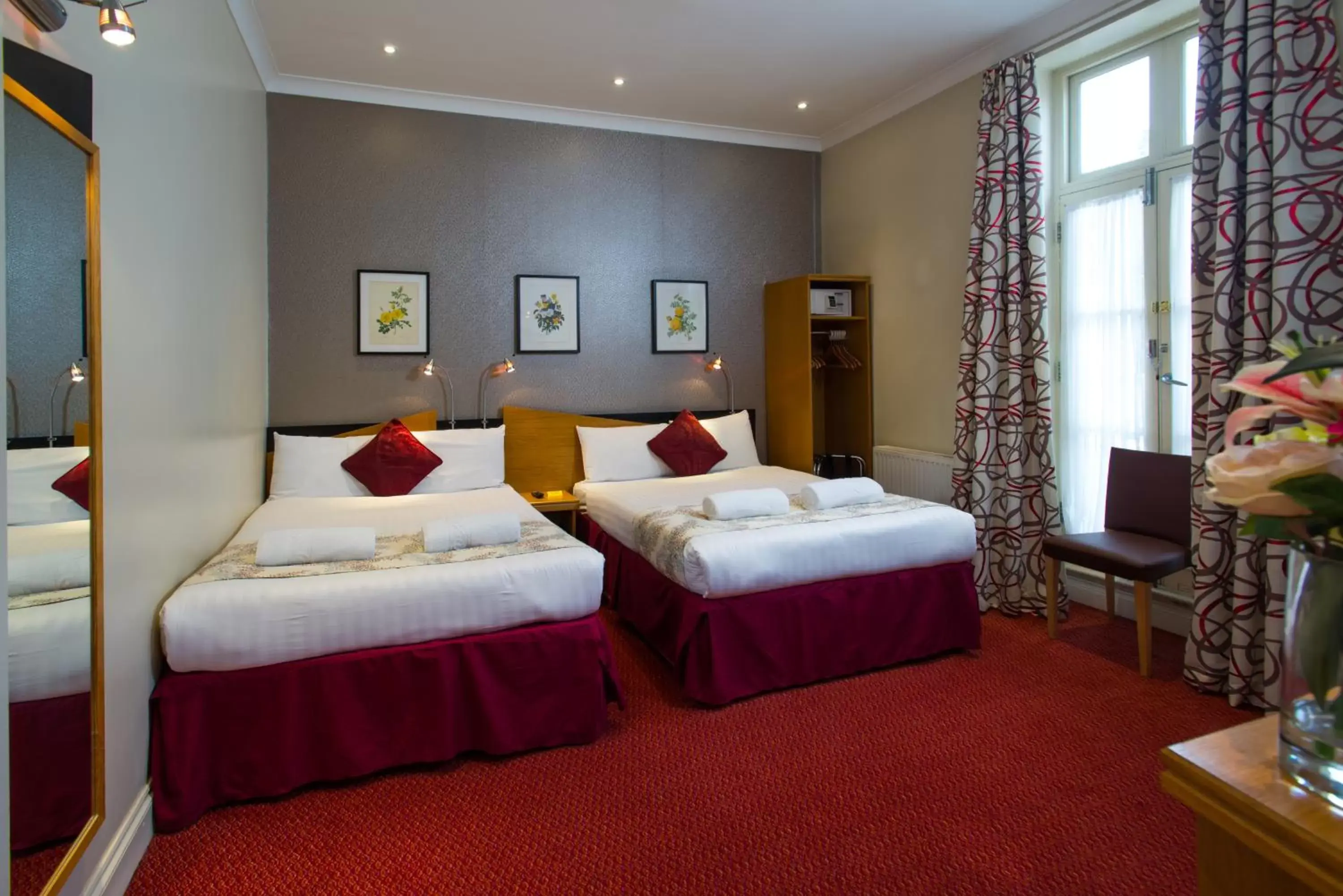 Bedroom, Bed in Best Western Buckingham Palace Rd