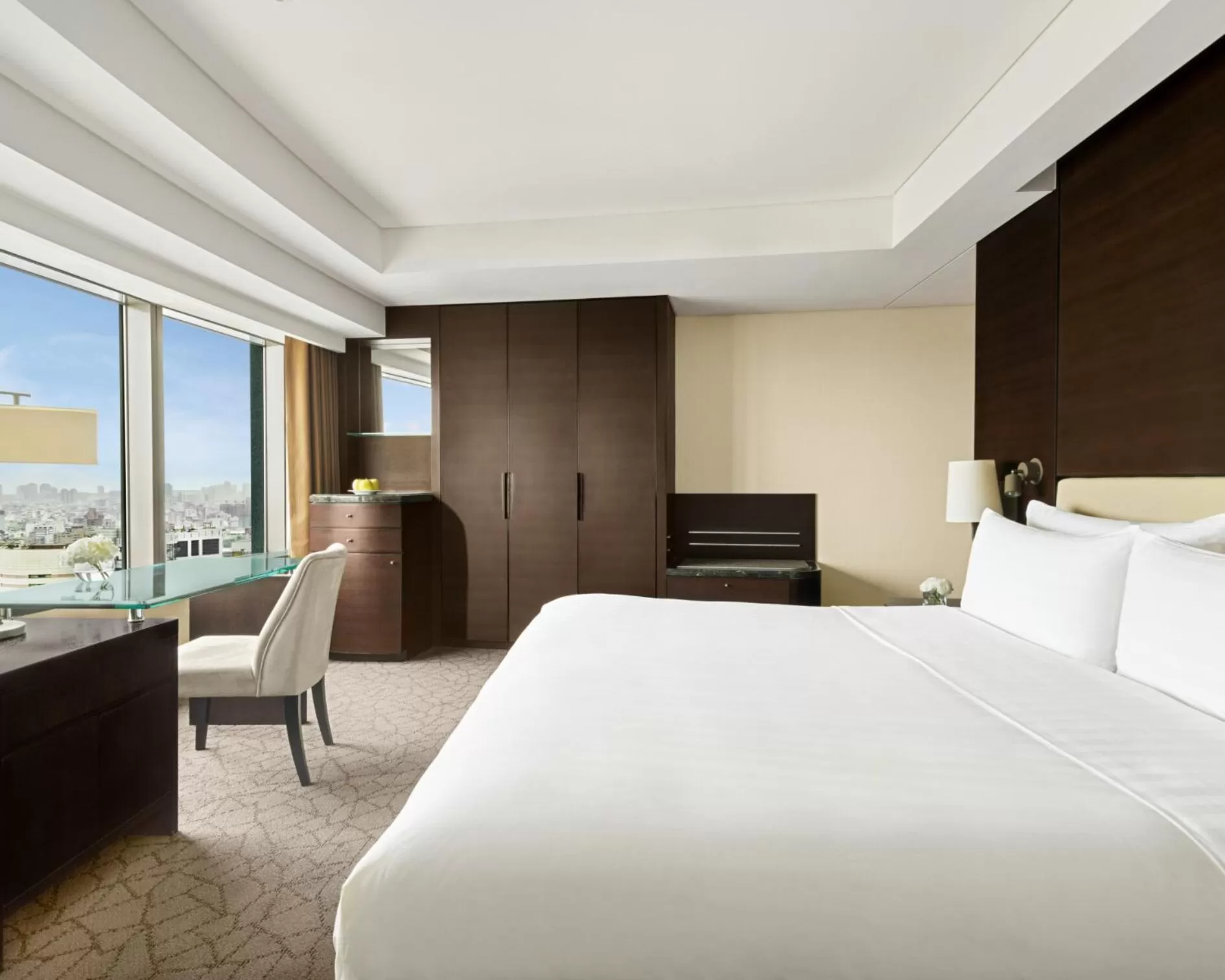 Seating area, Bed in Shangri-La Far Eastern Tainan