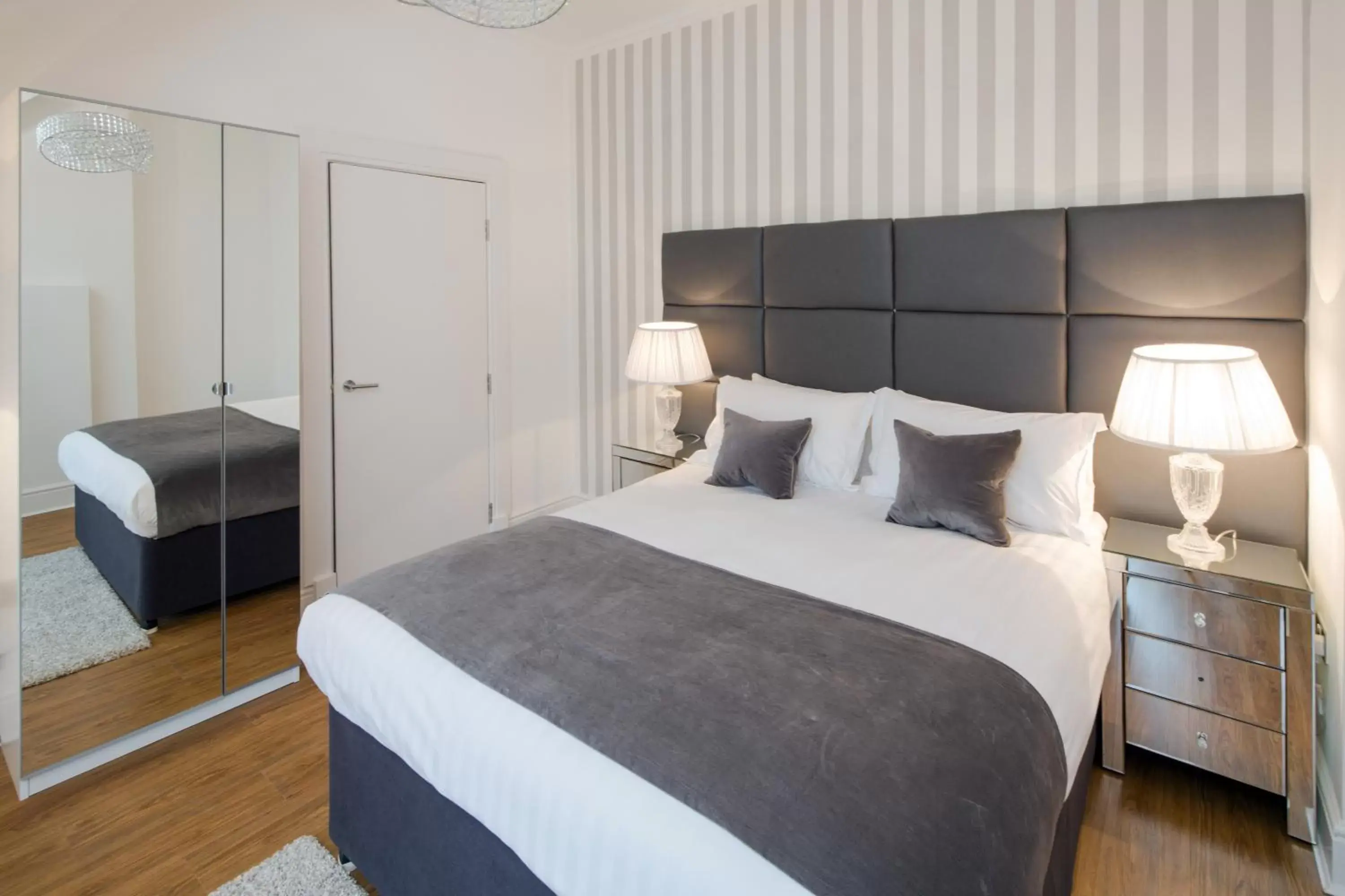 Bedroom, Bed in Edinburgh Castle Apartments