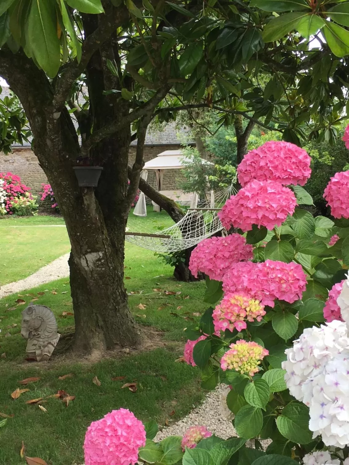 Garden in La Meffrais 1741 - Manoir Élégant - B&B - Parking - 3 min de Dinan