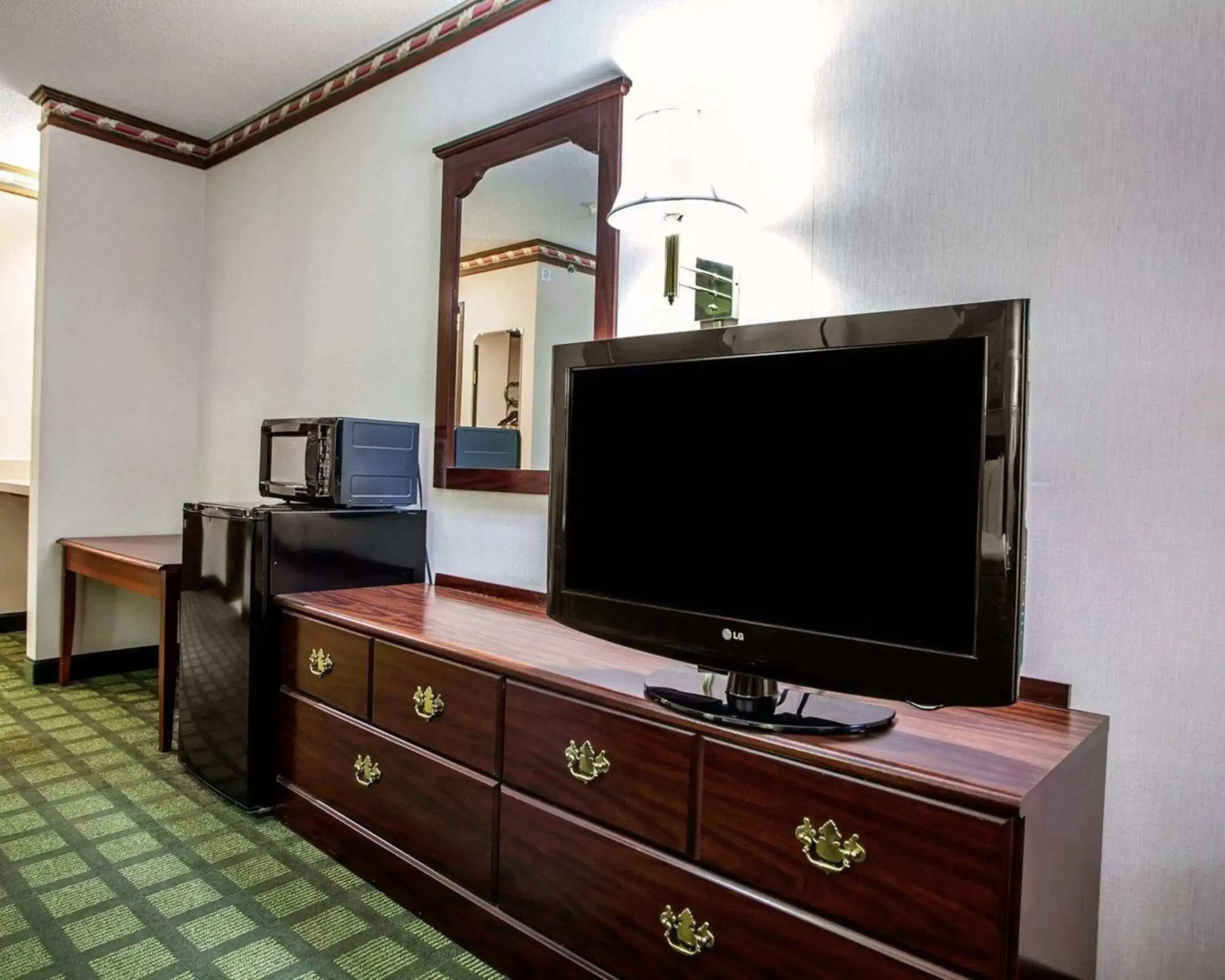Photo of the whole room, TV/Entertainment Center in Quality Inn