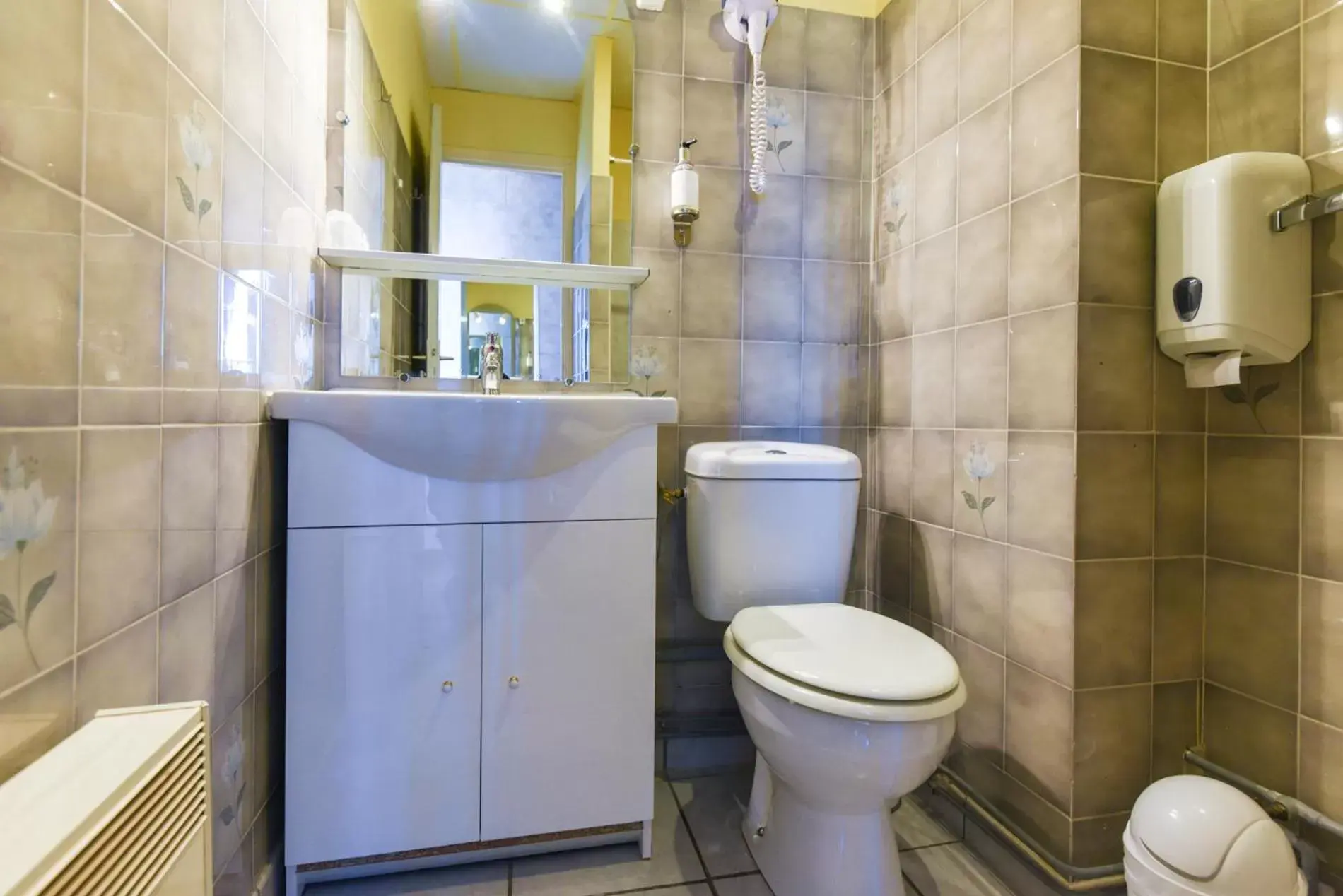 Shower, Bathroom in Hotel des Pyrénées