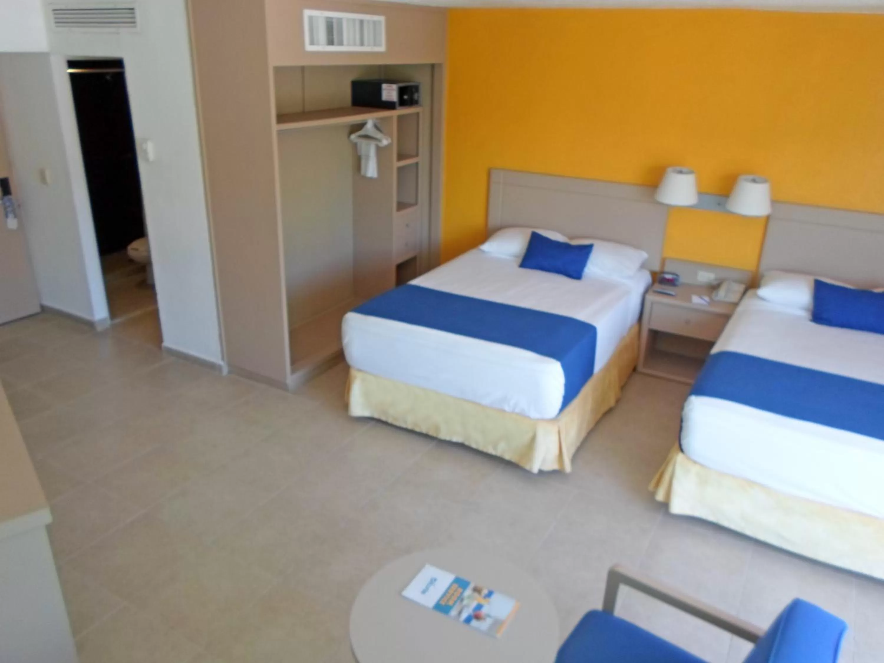 Photo of the whole room, Room Photo in Calinda Beach Acapulco