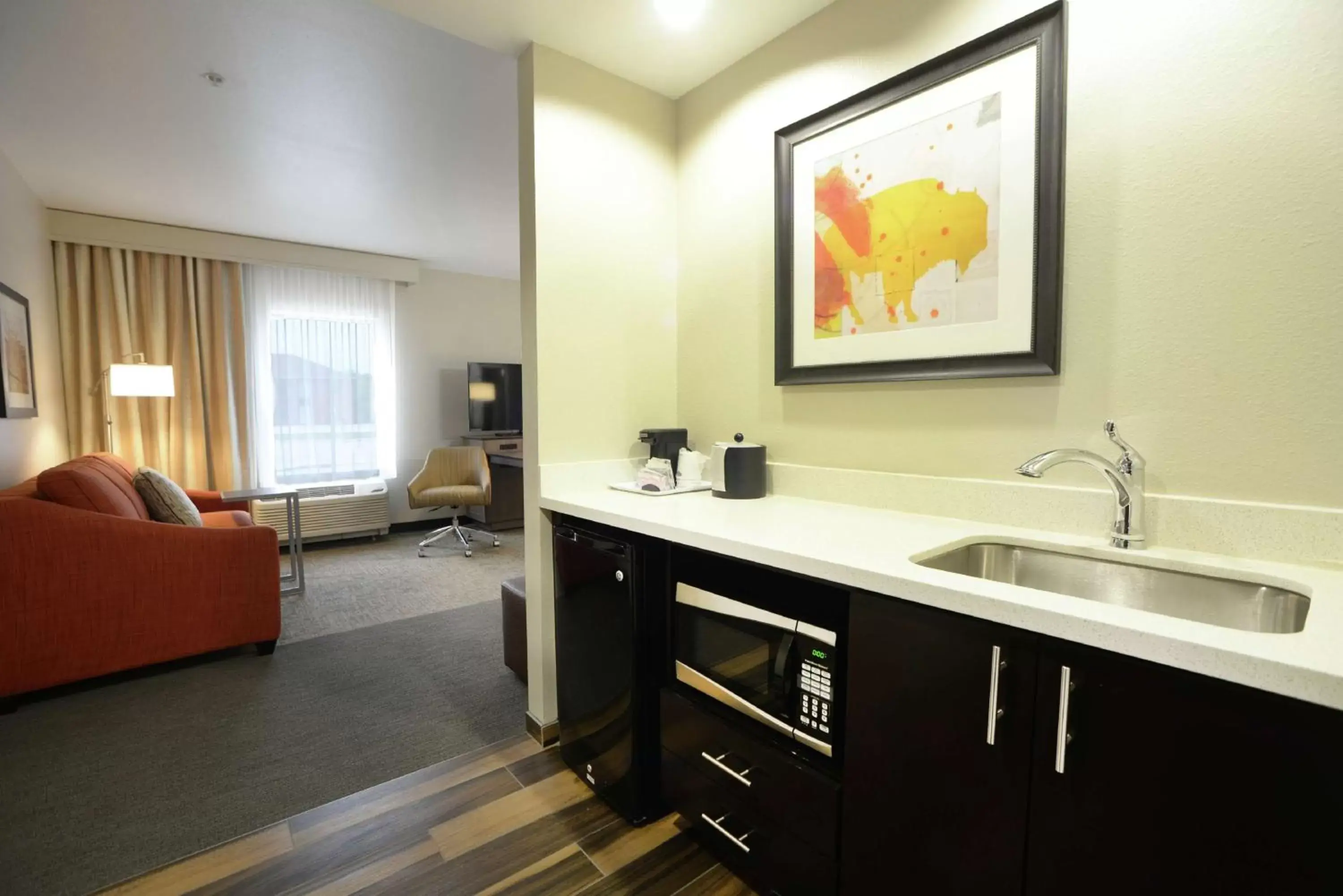 Living room, Kitchen/Kitchenette in Hampton Inn & Suites Ponca City