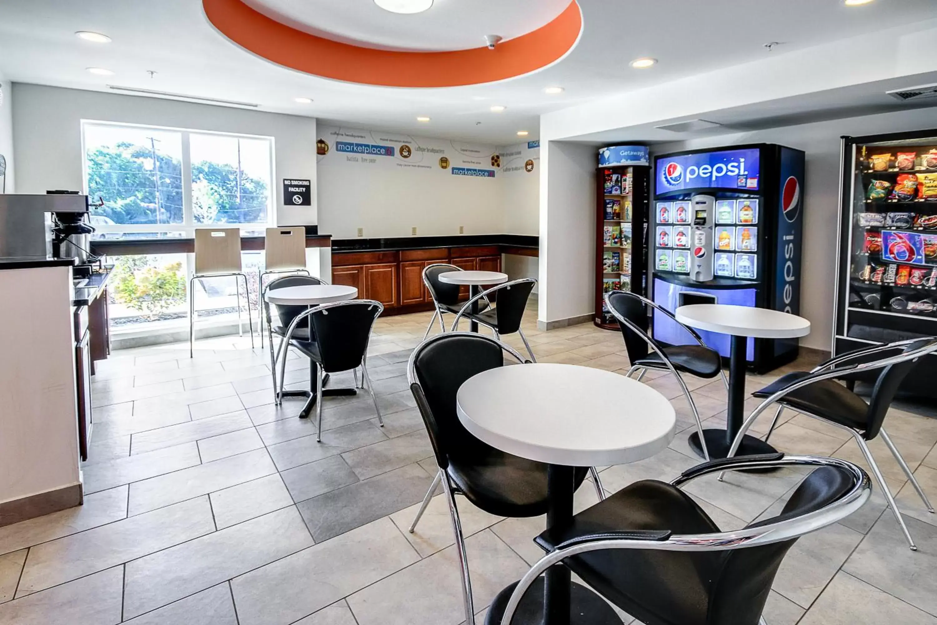 Restaurant/places to eat, Lounge/Bar in Motel 6-Allentown, PA