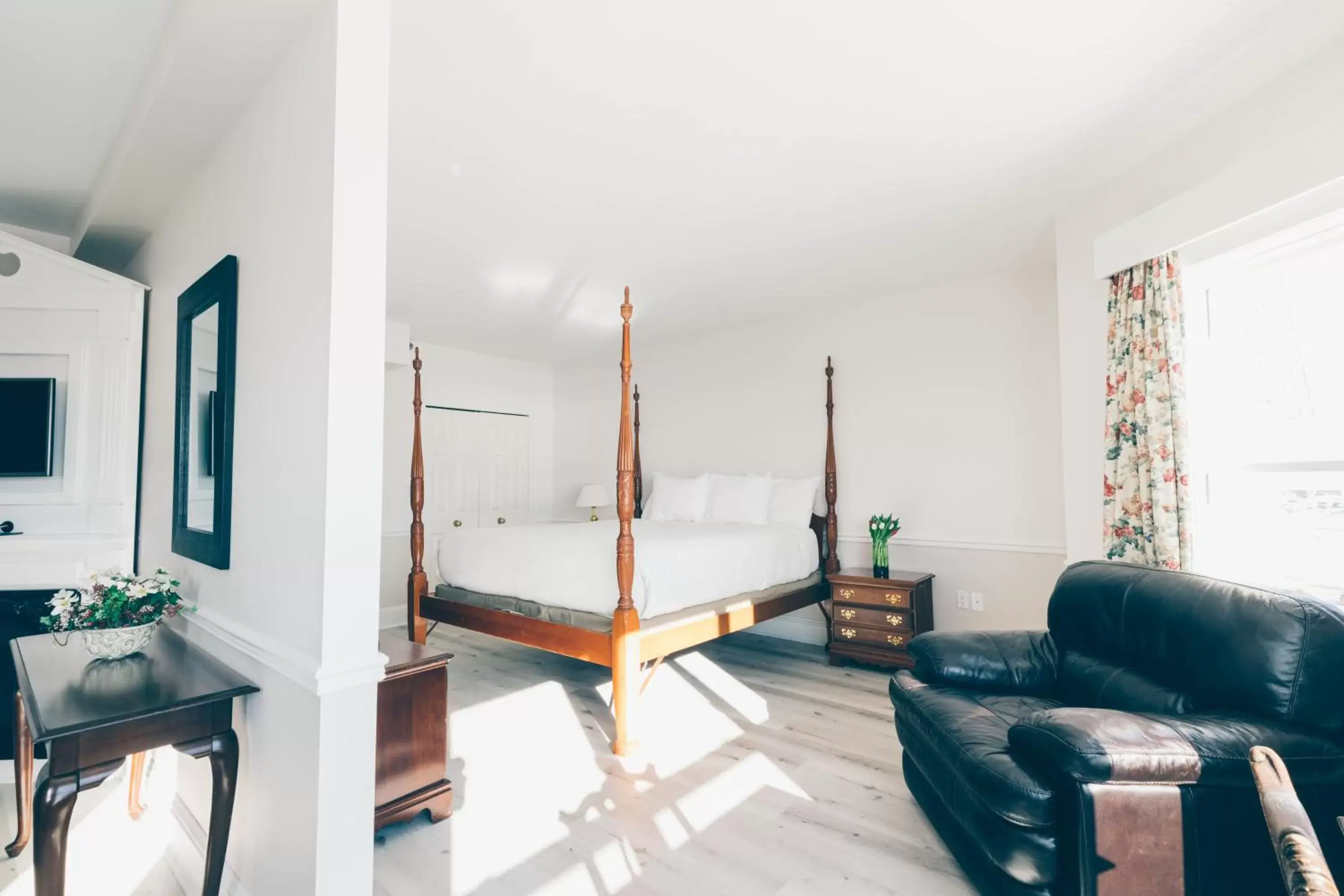 Bedroom, Seating Area in The Loyalist Country Inn & Conference Centre