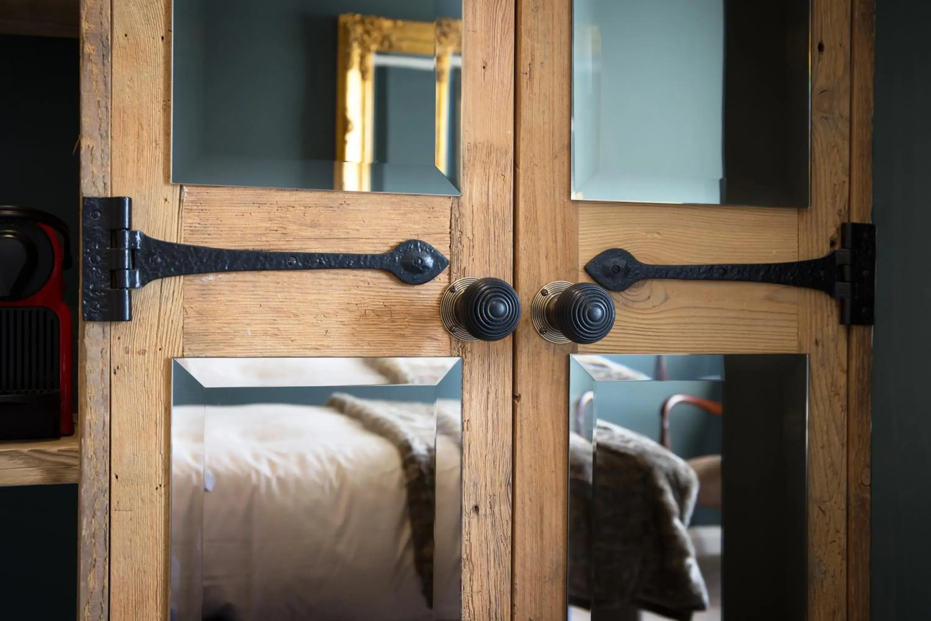 Decorative detail, Bunk Bed in The White Hart Hotel