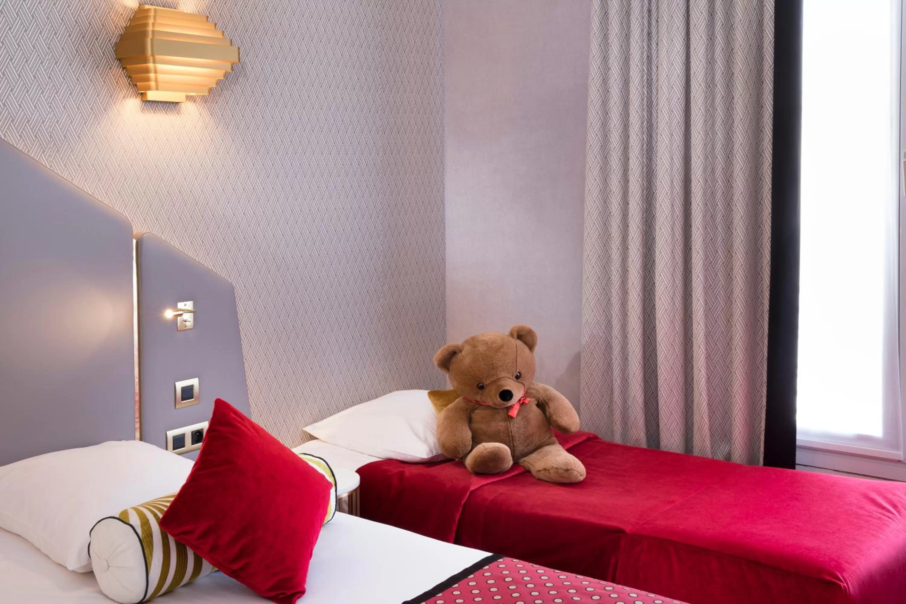 Bed in Hôtel Victor Hugo Paris Kléber