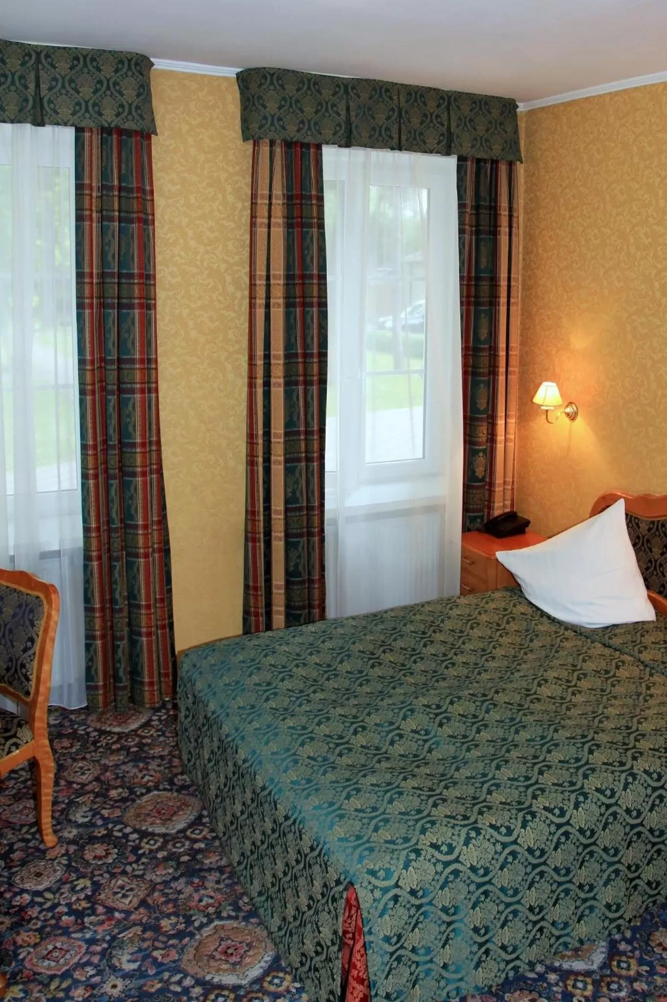 Bedroom, Bed in Dedek Park - historyczny dworek w pięknym Parku Skaryszewskim obok Stadionu Narodowego