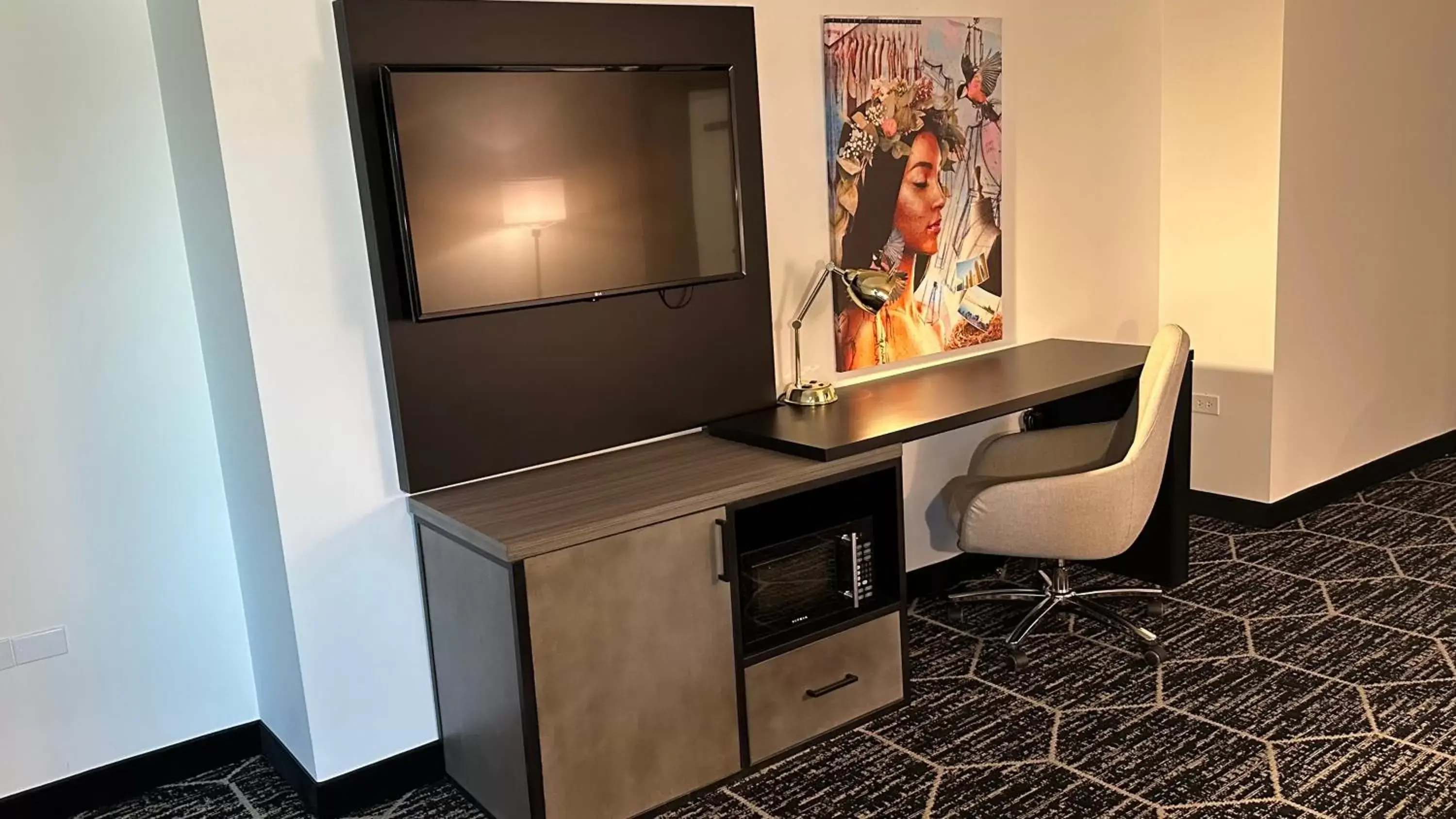 Seating area, TV/Entertainment Center in La Quinta by Wyndham Chicago O'Hare Airport