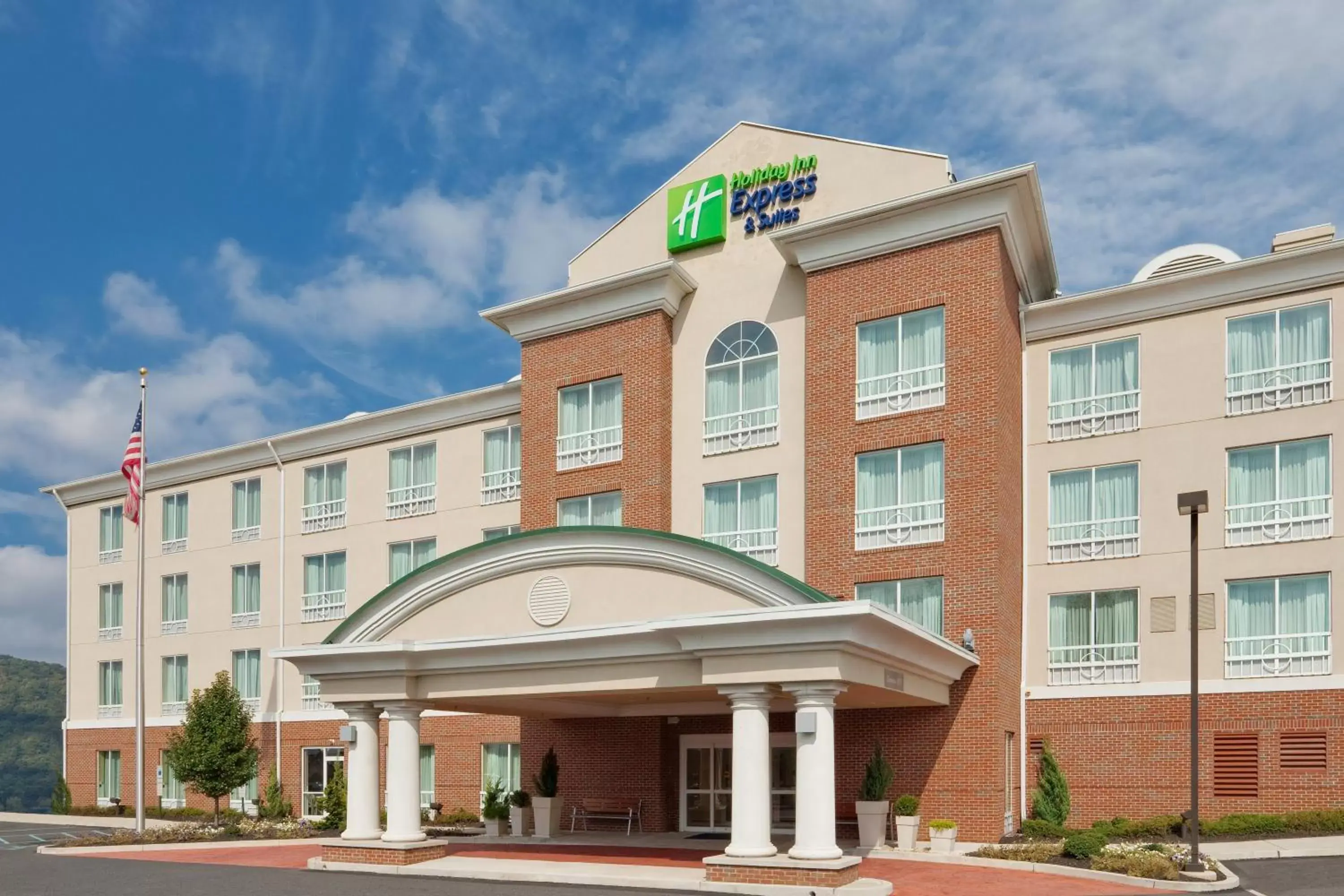 Property Building in Holiday Inn Express Hotel & Suites Bethlehem, an IHG Hotel