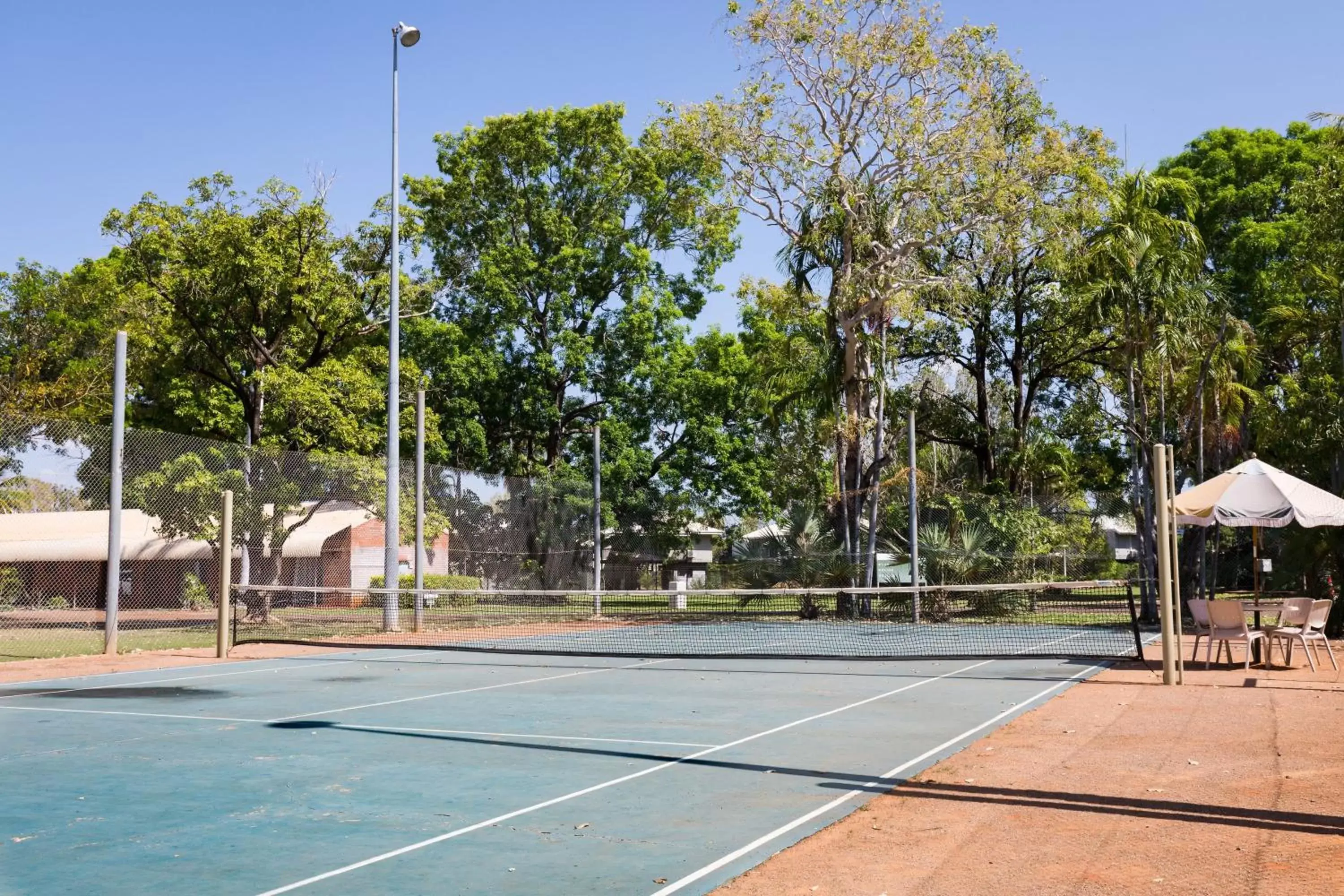 Tennis court in Contour Hotel Katherine