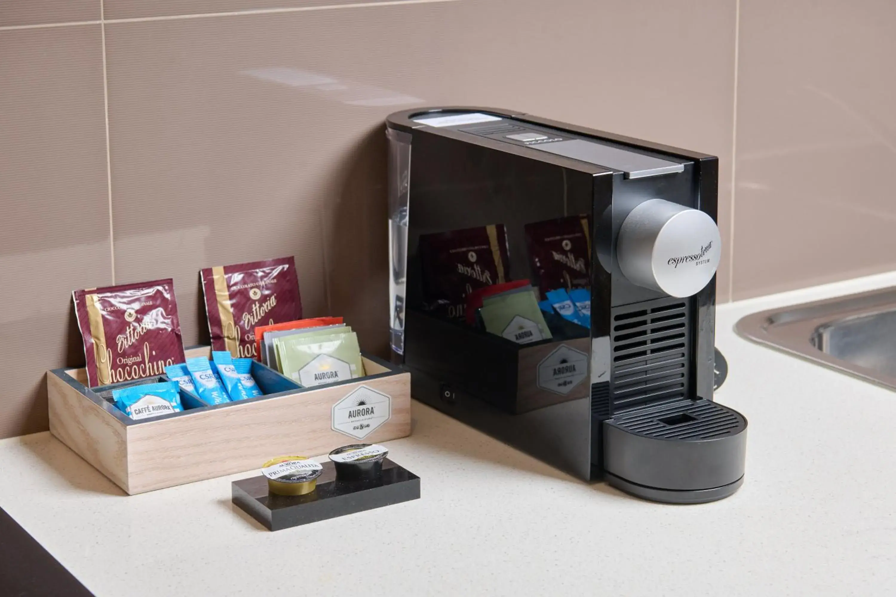 Coffee/tea facilities in Airport Apartments by Vetroblu