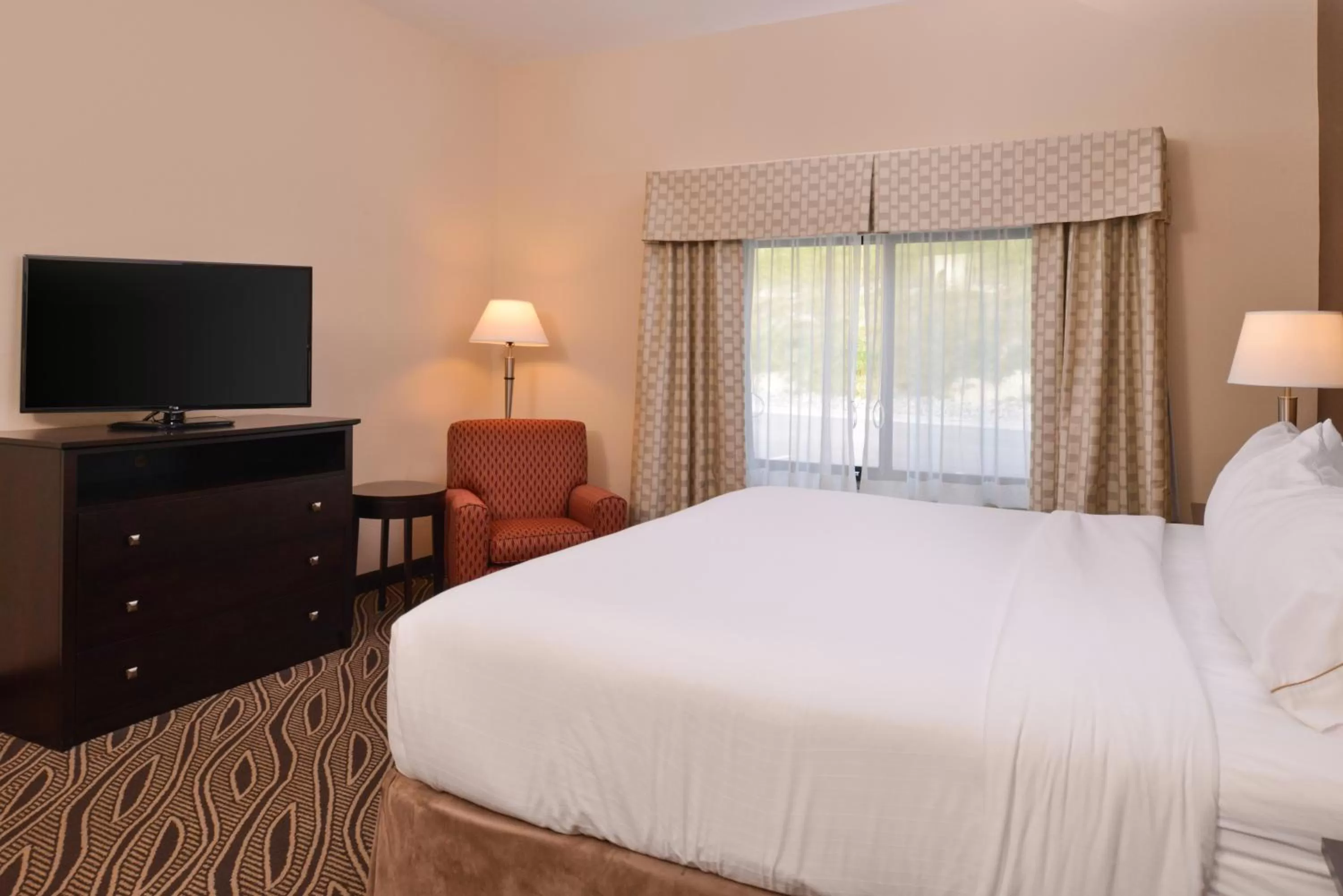 Bed in Holiday Inn Express & Suites Washington - Meadow Lands by IHG