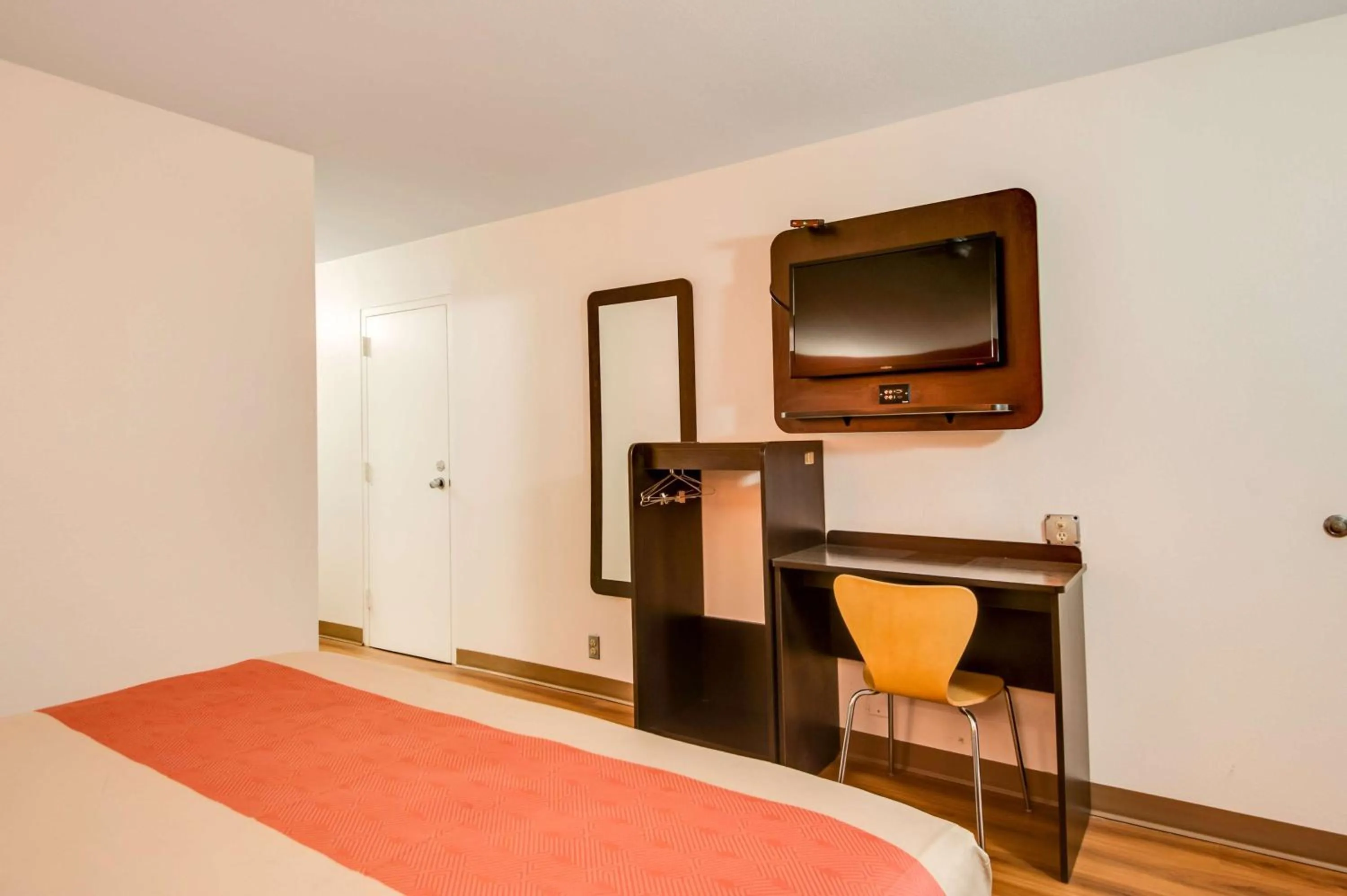 Photo of the whole room, Bed in Motel 6-Jennings, LA