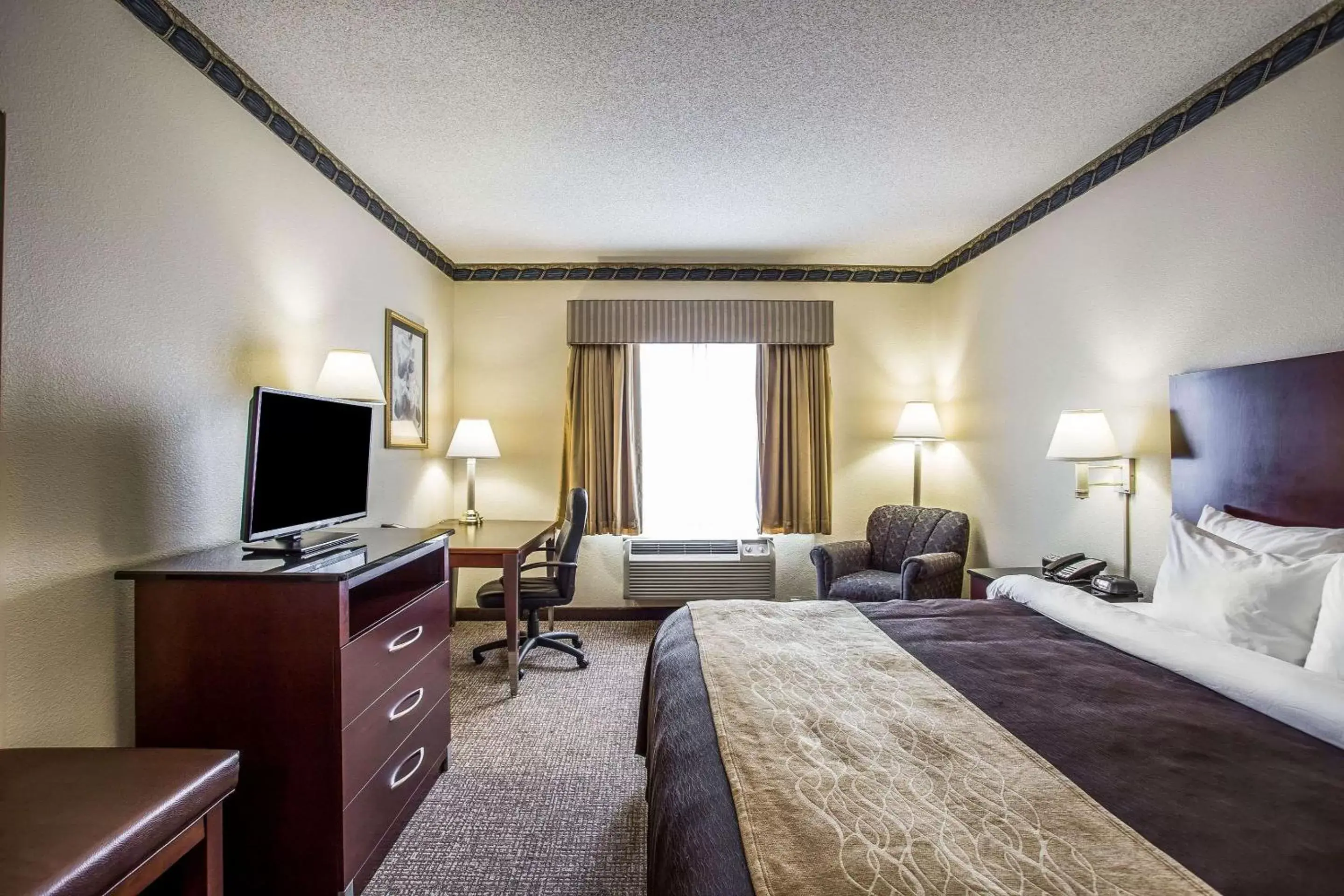 Photo of the whole room, TV/Entertainment Center in Comfort Inn & Suites Ft.Jackson Maingate