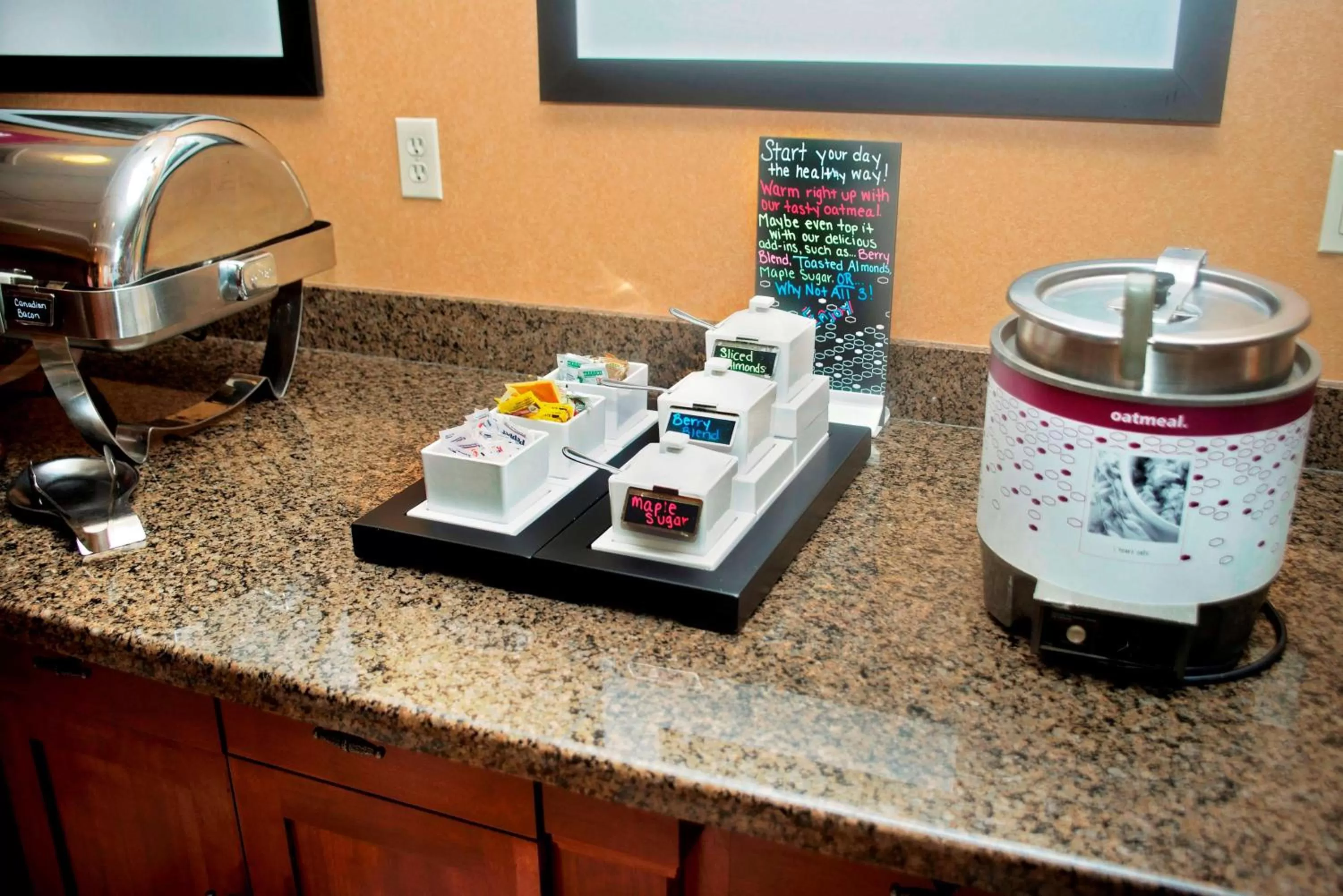 Dining area in Hampton Inn Evanston