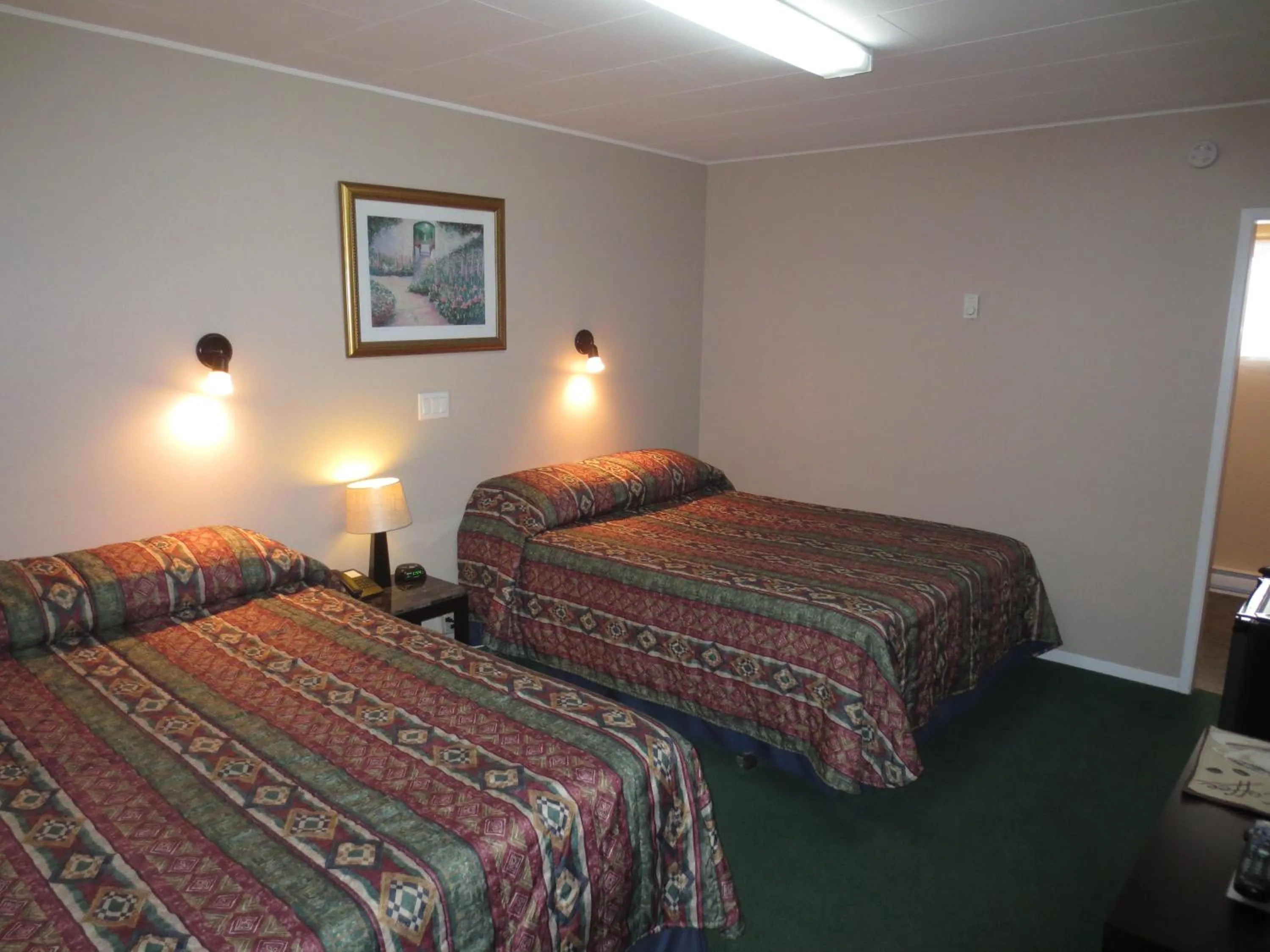 Bedroom, Bed in Overlander Motel