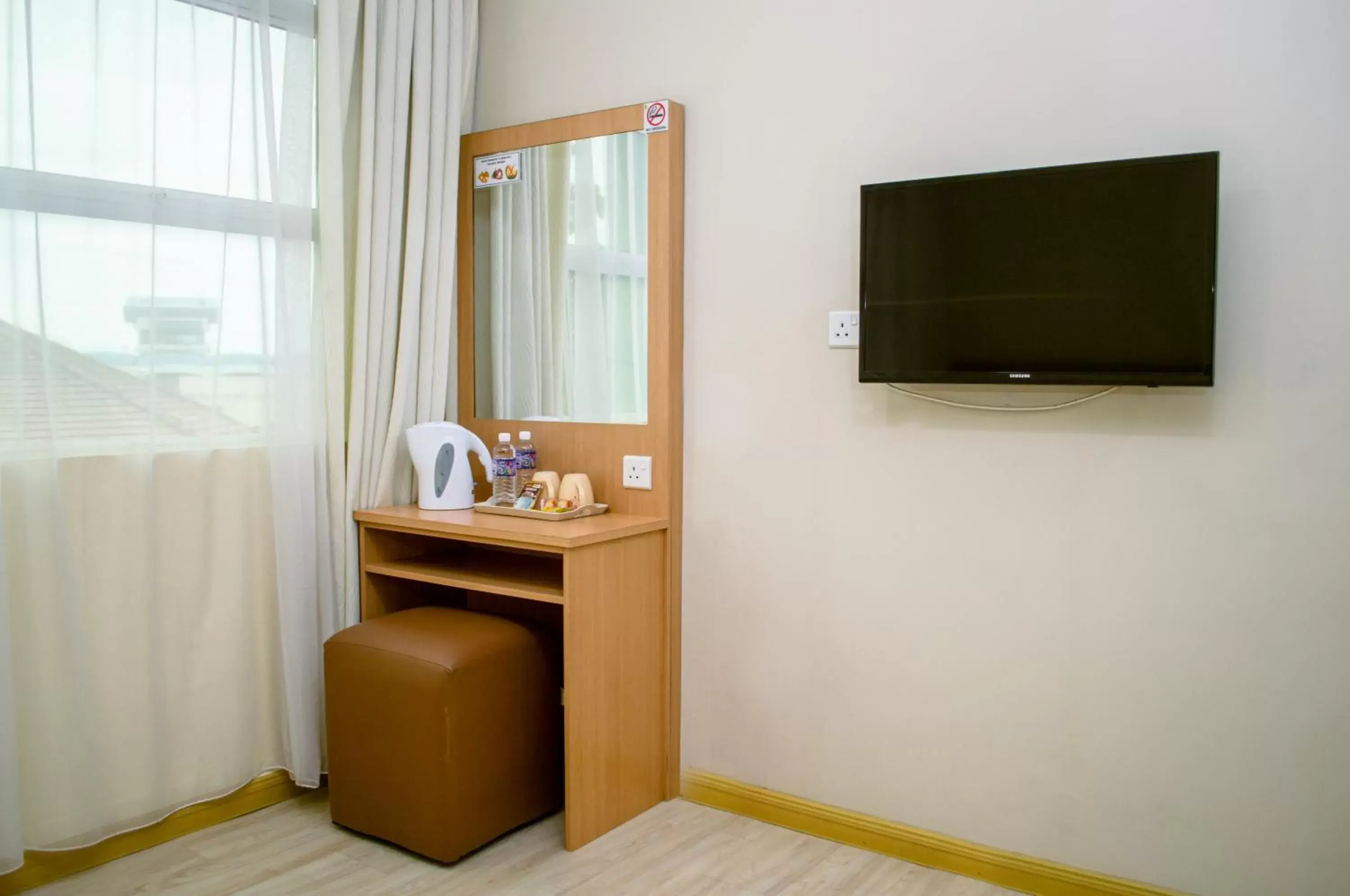 Bedroom, TV/Entertainment Center in Labuan Avenue Hotel