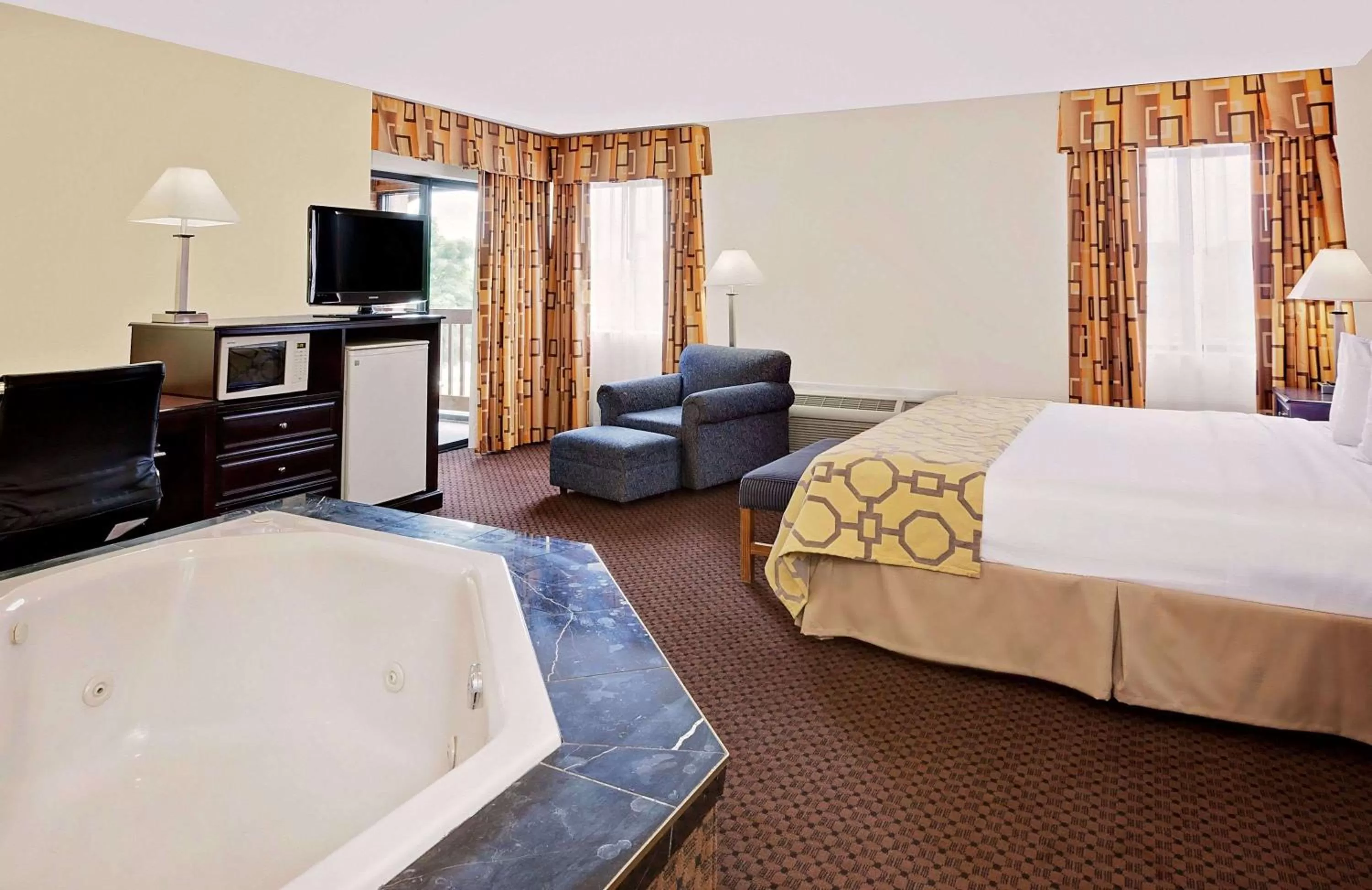 Photo of the whole room, Bed in Baymont by Wyndham Battle Creek Downtown