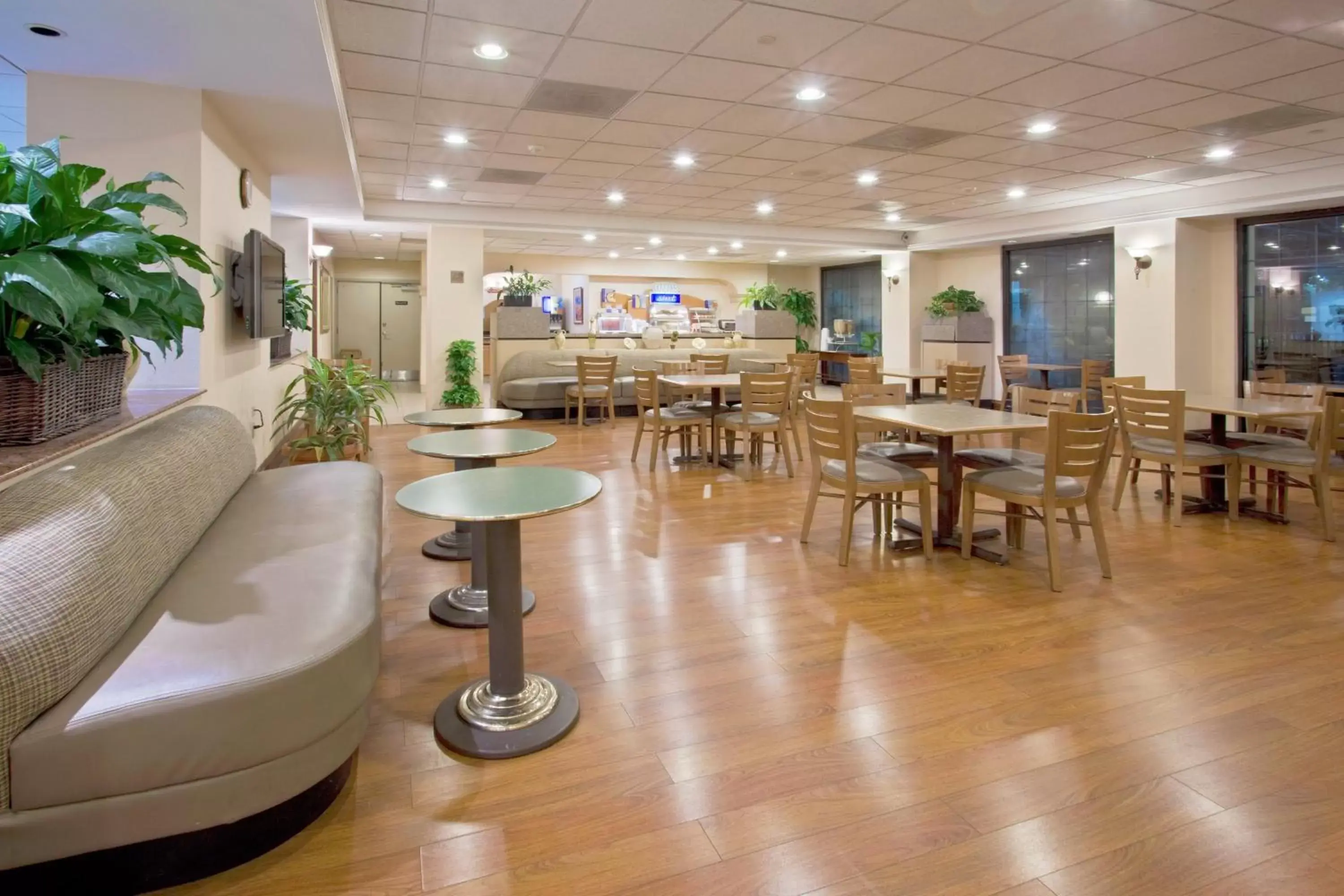 Restaurant/places to eat, Lounge/Bar in Holiday Inn Express Hotel & Suites Miami - Hialeah, an IHG Hotel