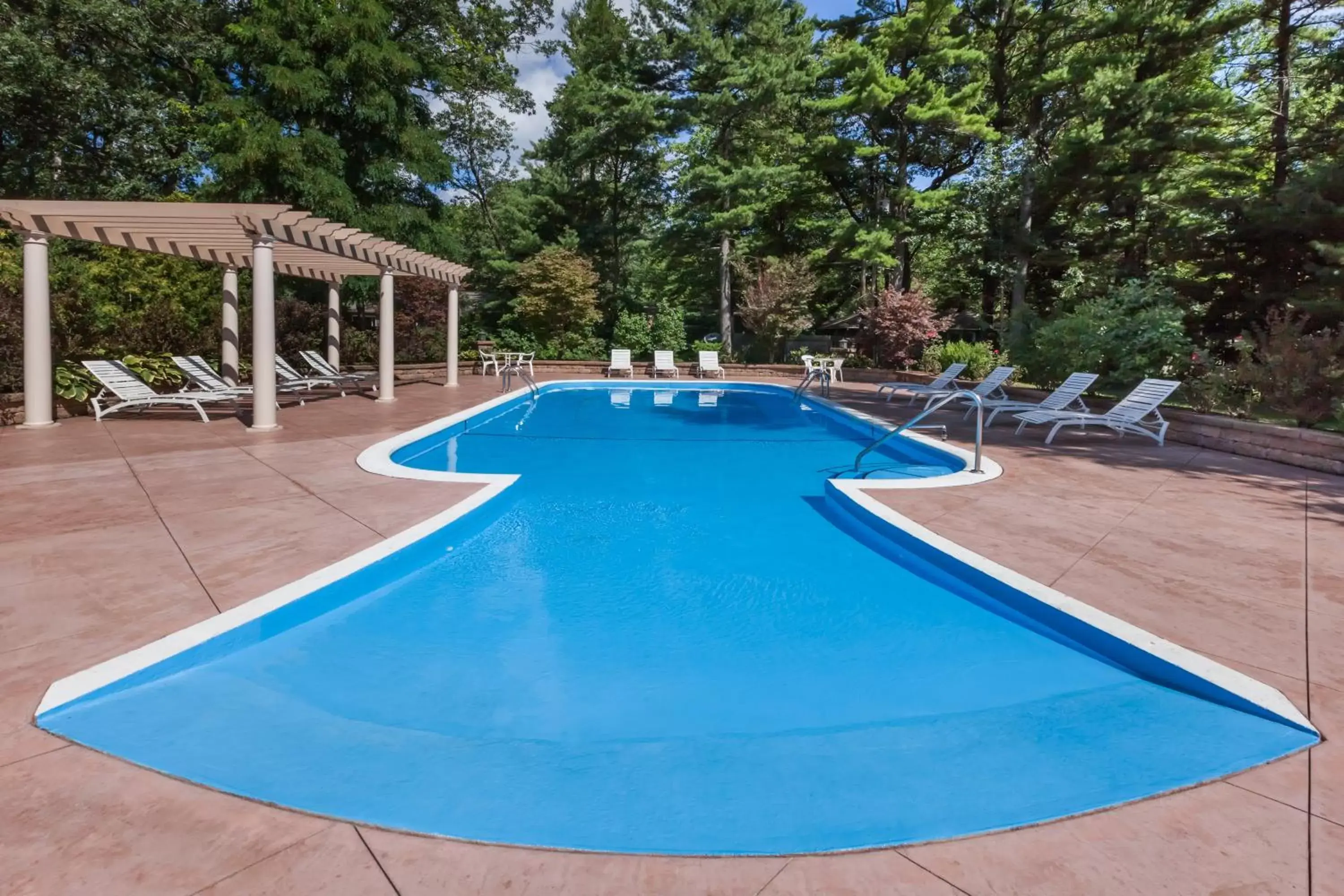 Swimming Pool in Howard Johnson by Wyndham Traverse City