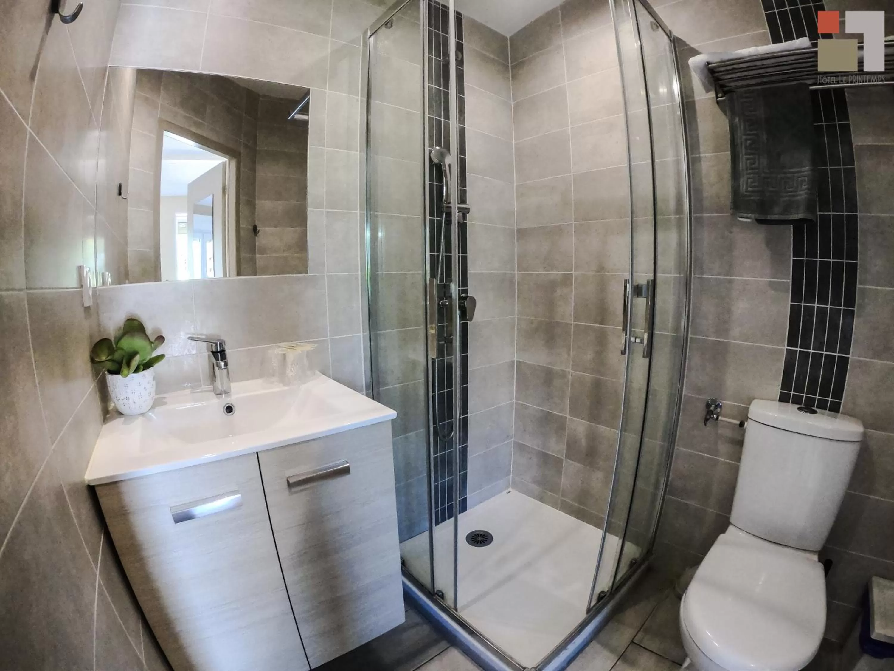 Bathroom in Hôtel Le Printemps