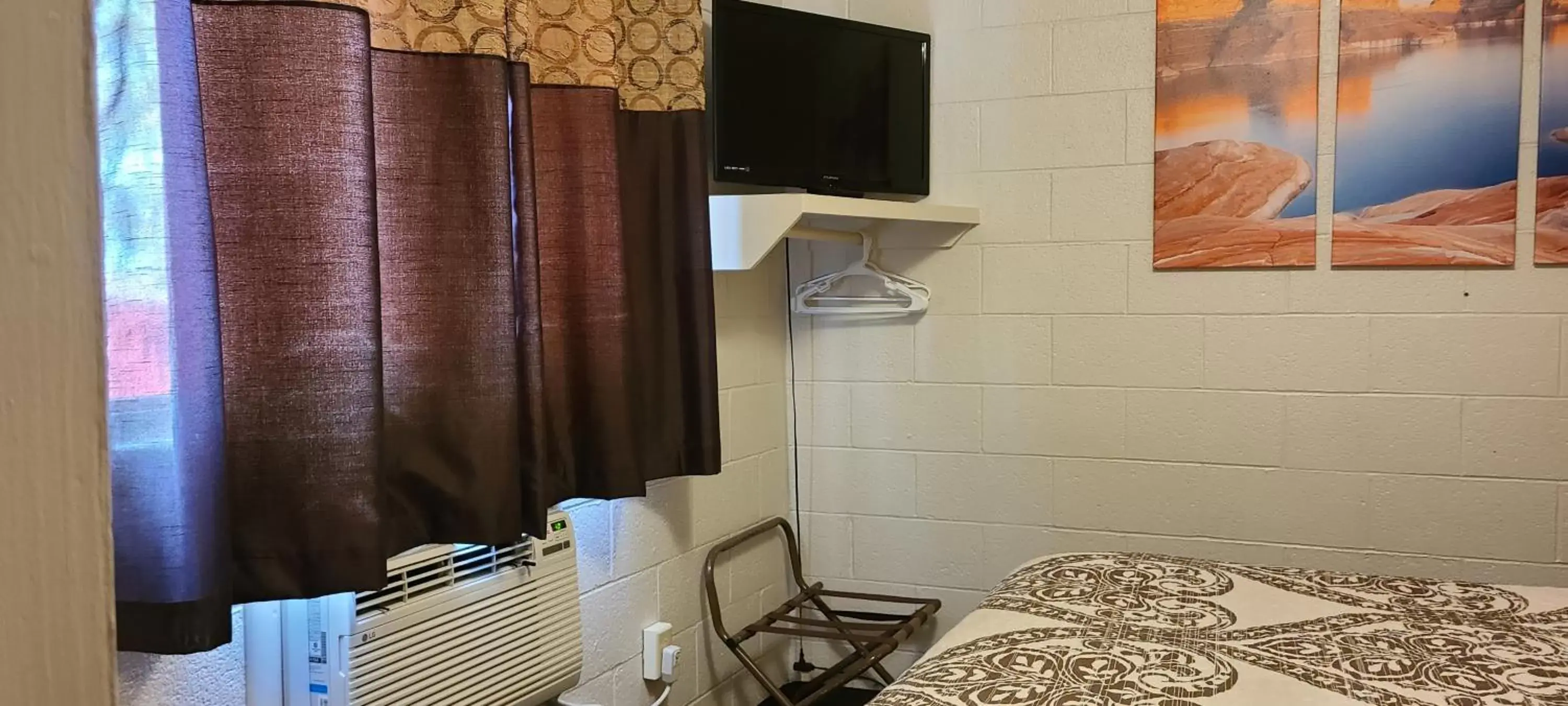 Bedroom, Bed in Red Rock Motel