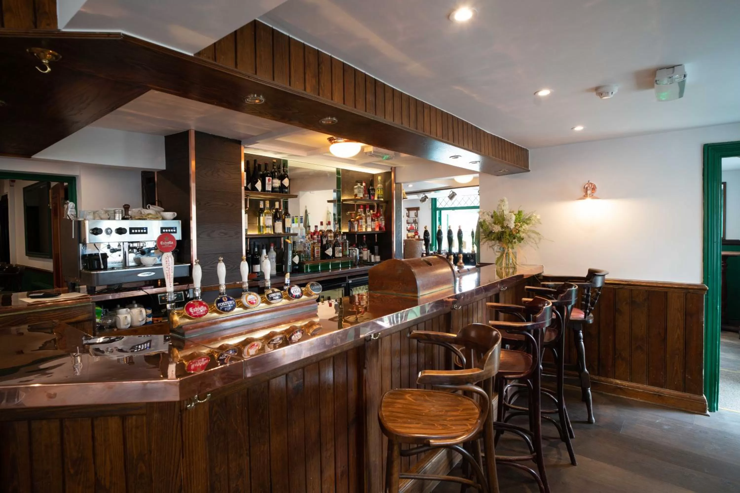 Lounge or bar, Restaurant/Places to Eat in The Silver Cup