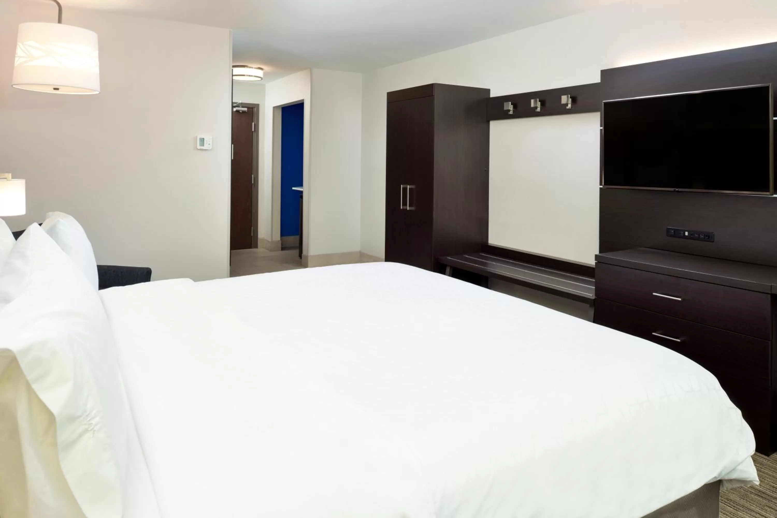 Photo of the whole room, Bed in Holiday Inn Express & Suites Pueblo by IHG