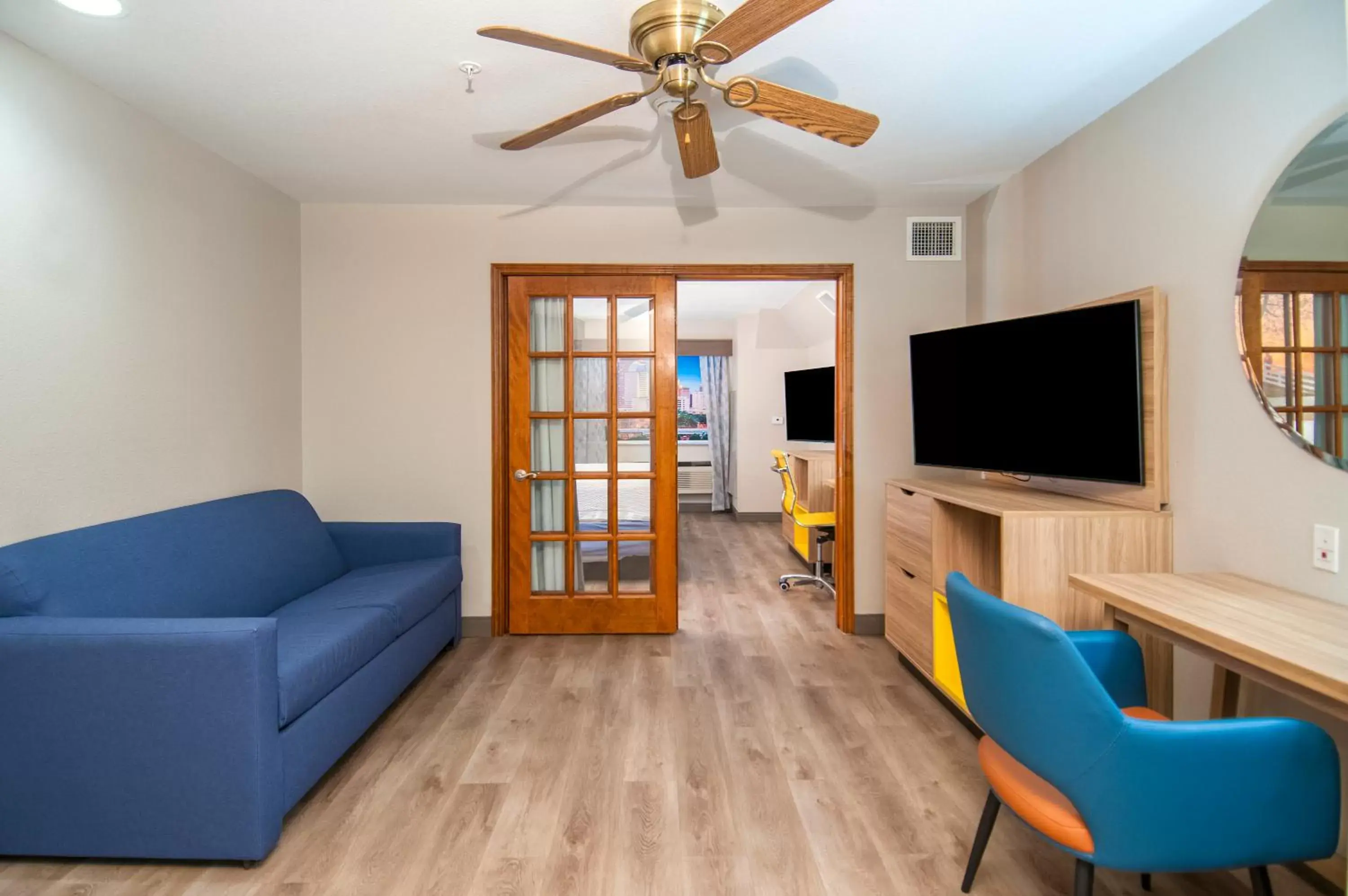 Living room, Seating Area in Days Inn by Wyndham Suites San Antonio North/Stone Oak