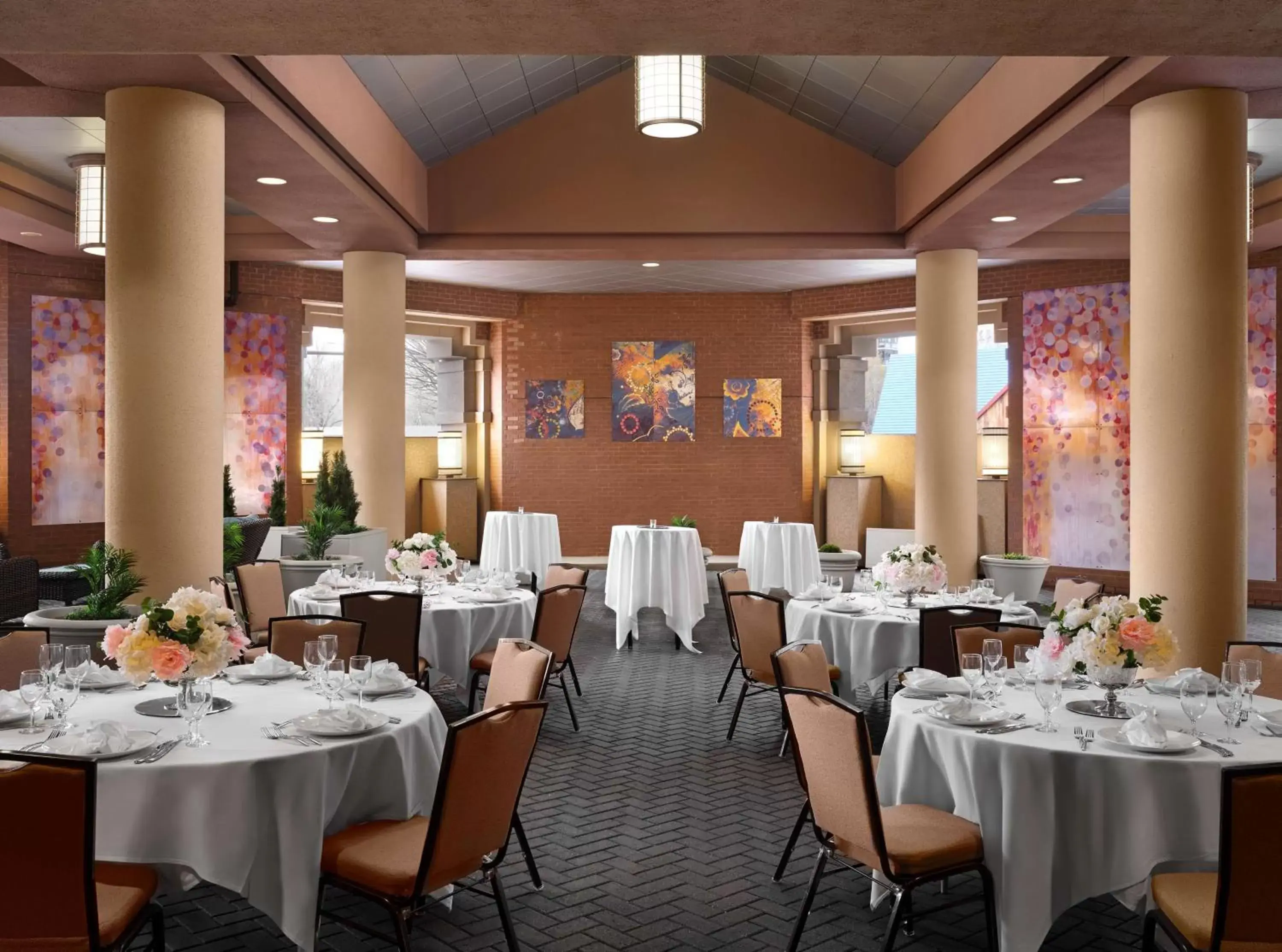 Meeting/conference room, Restaurant/Places to Eat in Hilton Arlington
