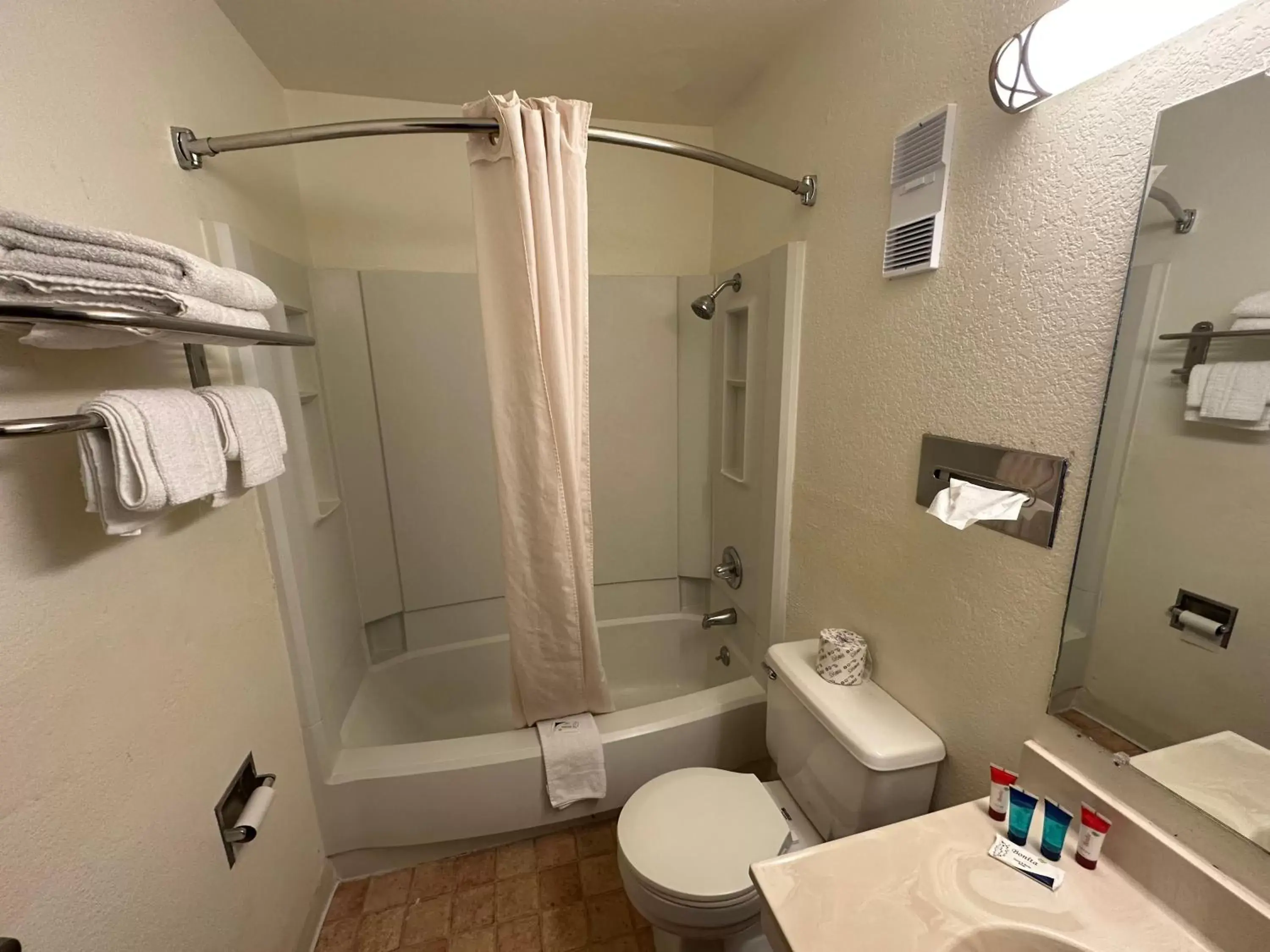 Shower, Bathroom in Simple Rewards Inn