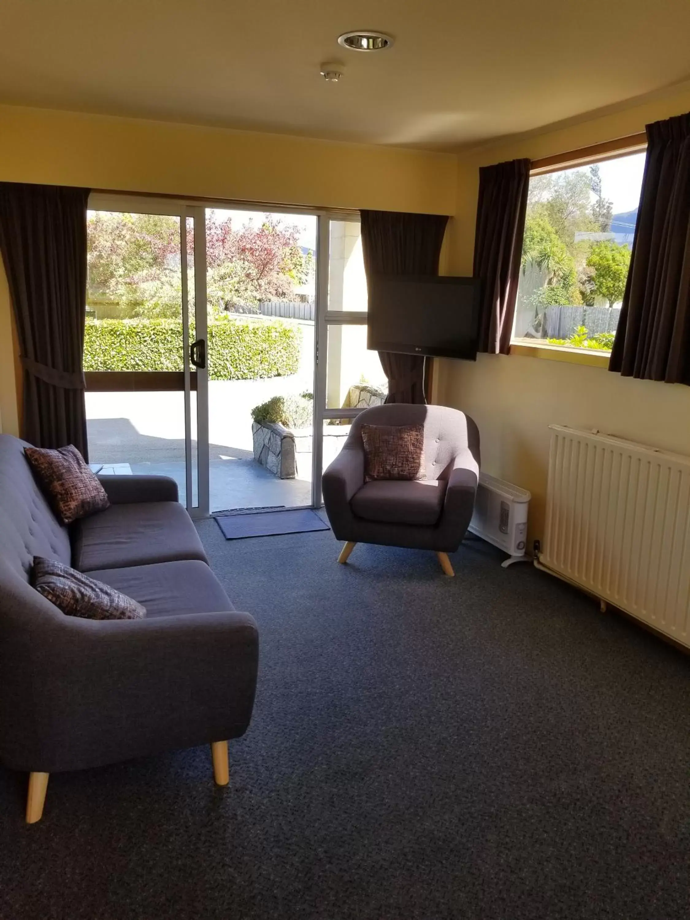 Living room, Seating Area in Alpine View Motel