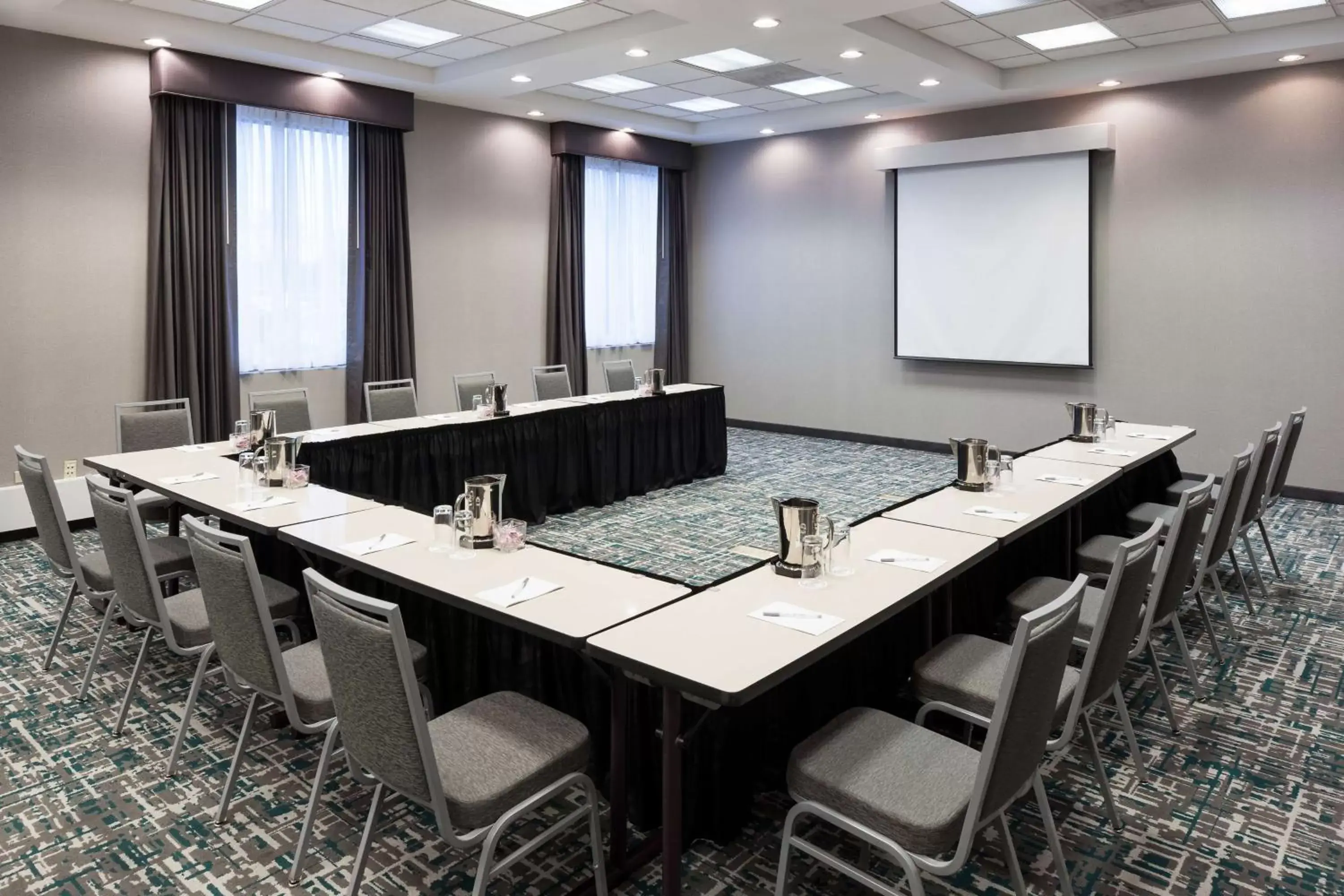 Meeting/conference room in Hampton Inn & Suites Chicago North Shore