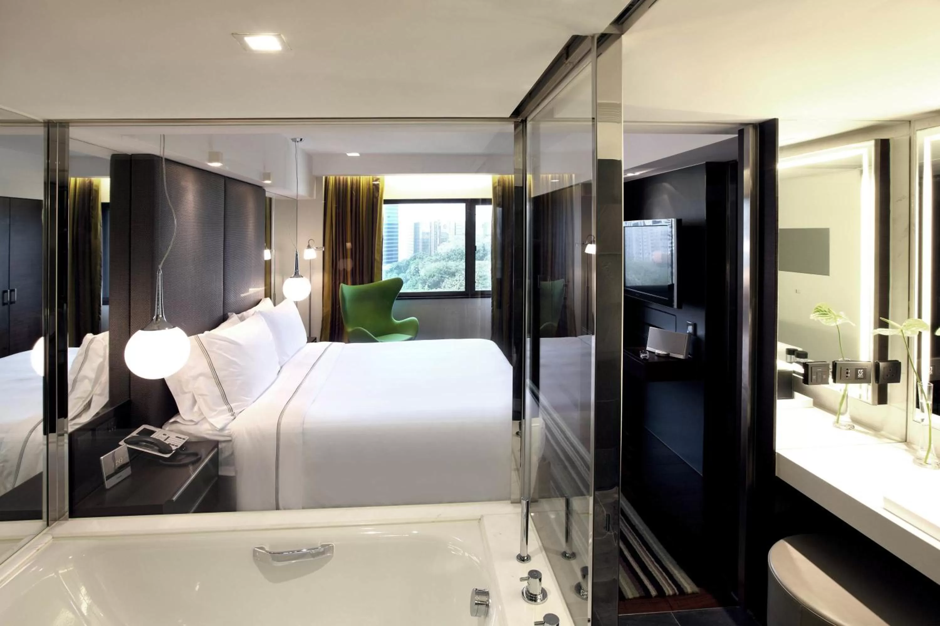 Photo of the whole room, Bed in The Mira Hong Kong
