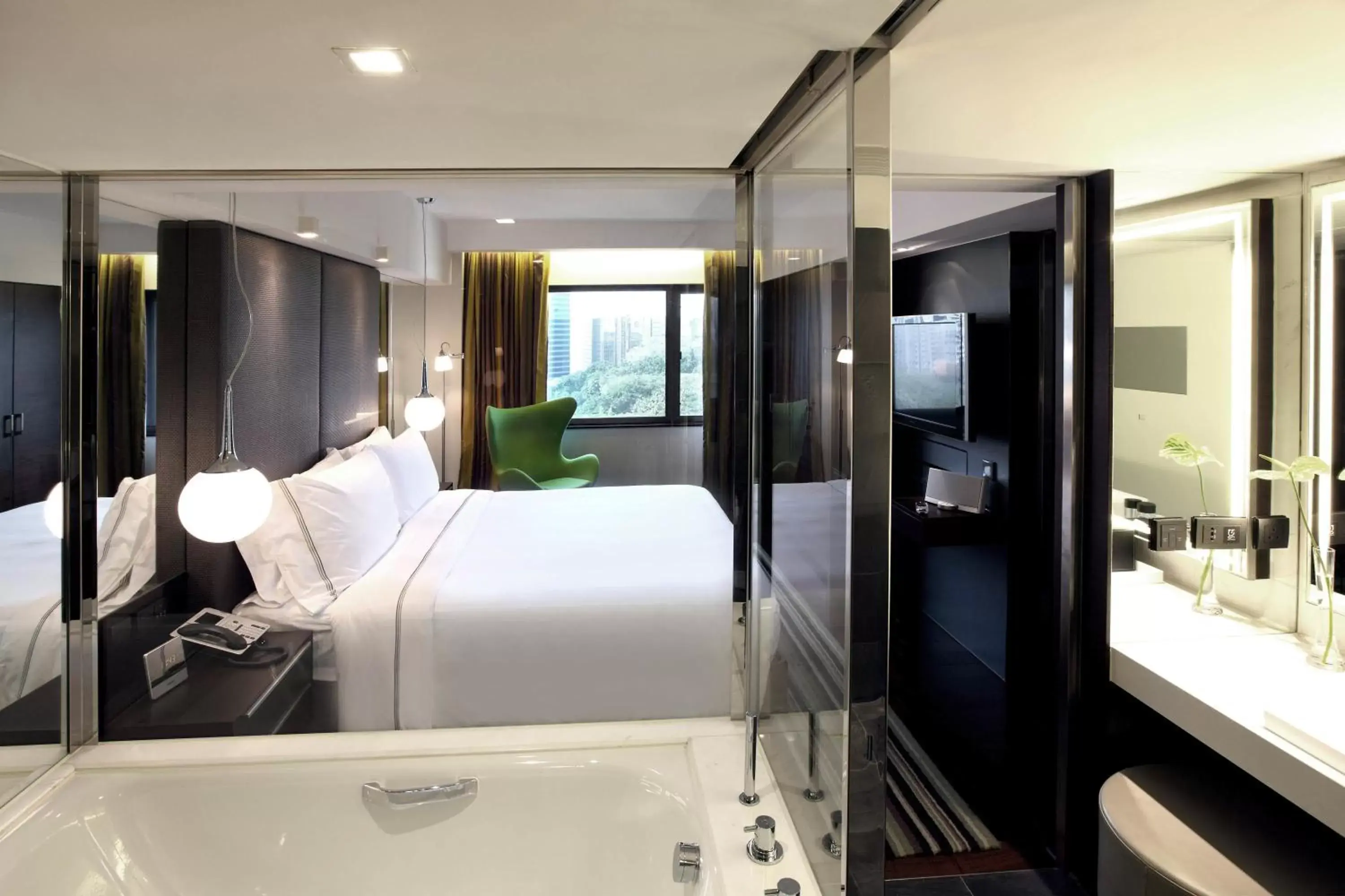 Photo of the whole room, Bathroom in The Mira Hong Kong