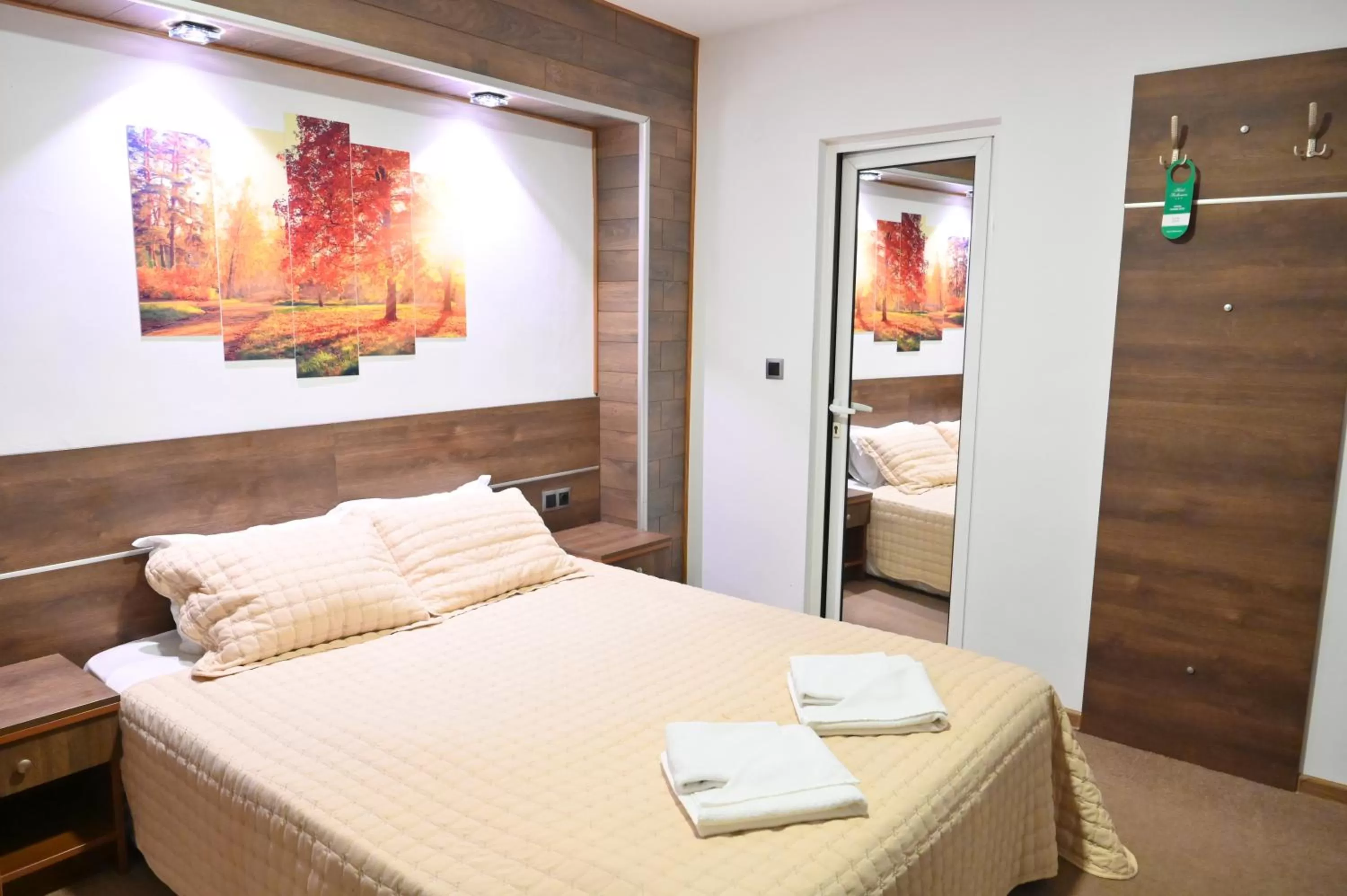 Photo of the whole room, Bed in Hotel Rothmans-Breakfast - Free parking - Lobby