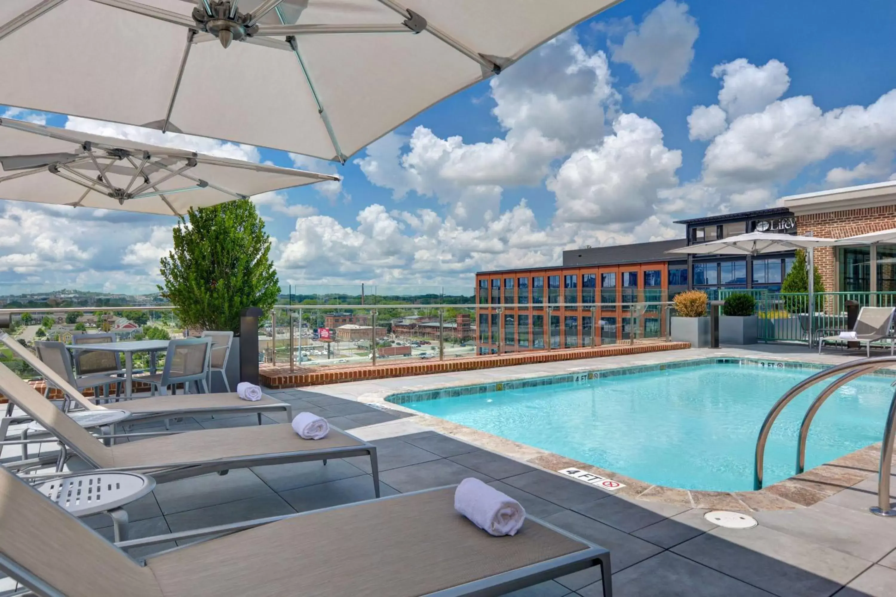 Property building, Swimming Pool in Hampton Inn & Suites Nashville Downtown Capitol View, Tn