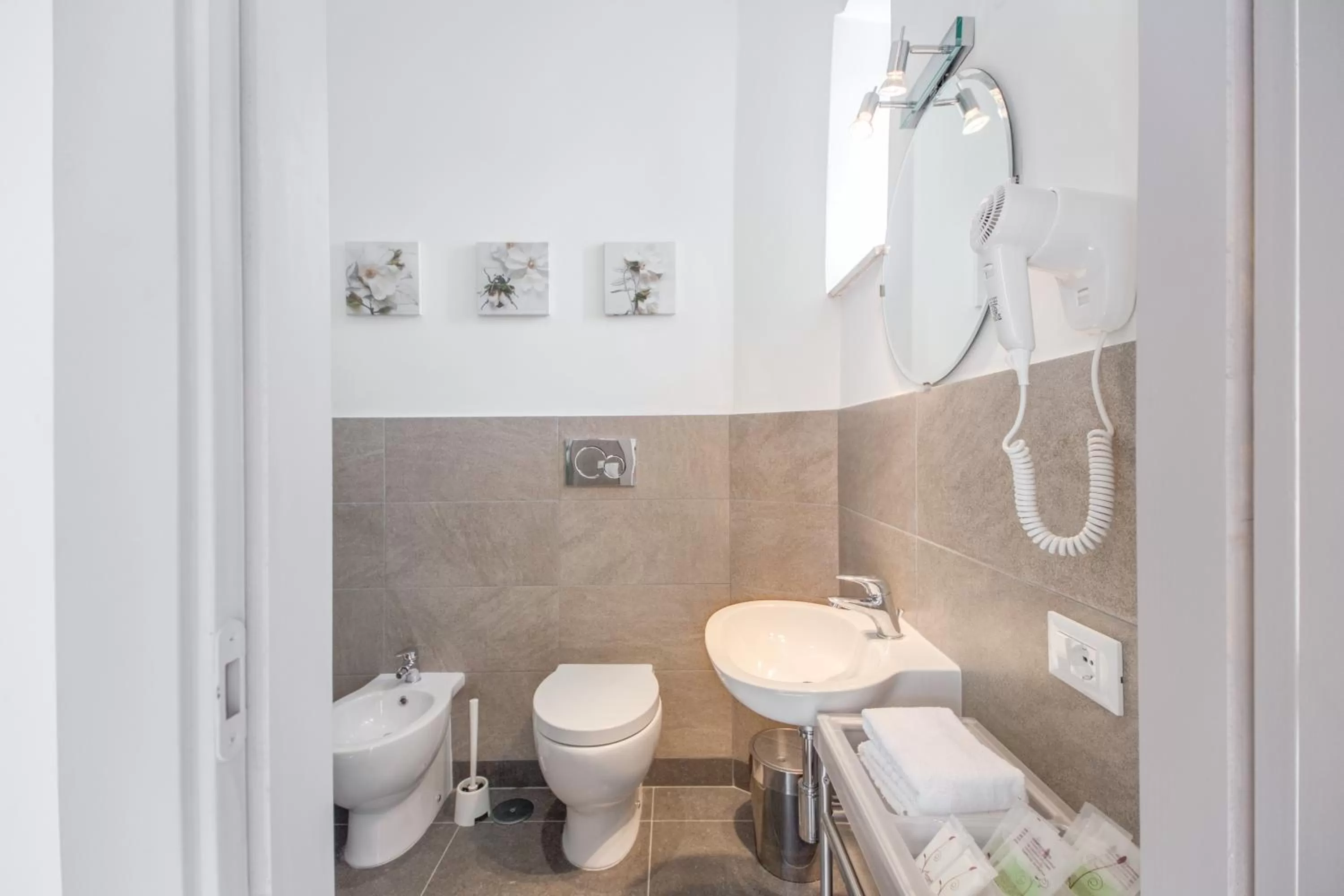 Shower in Biancorèroma B&B