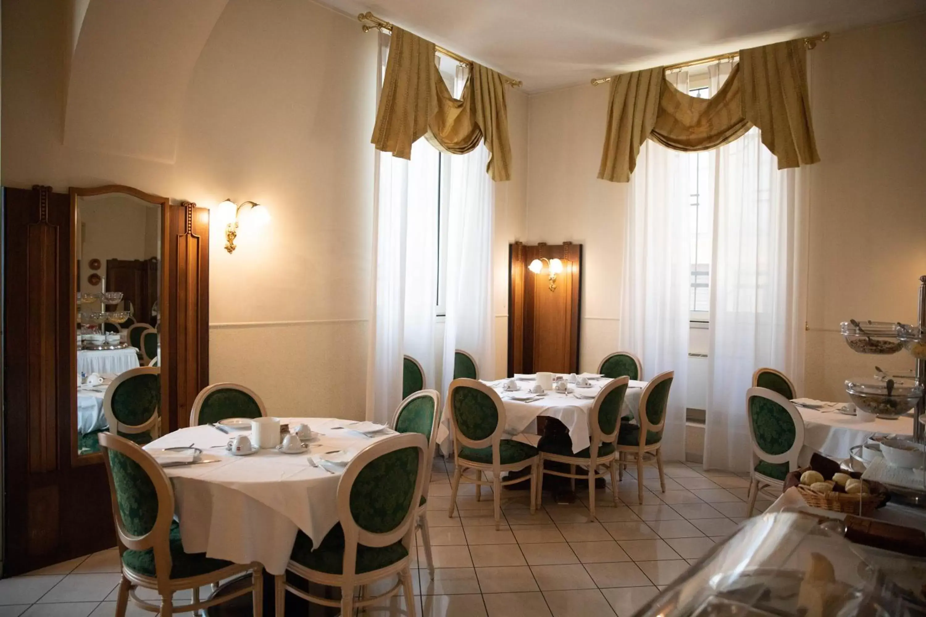 Bathroom, Restaurant/Places to Eat in Hotel Candiani