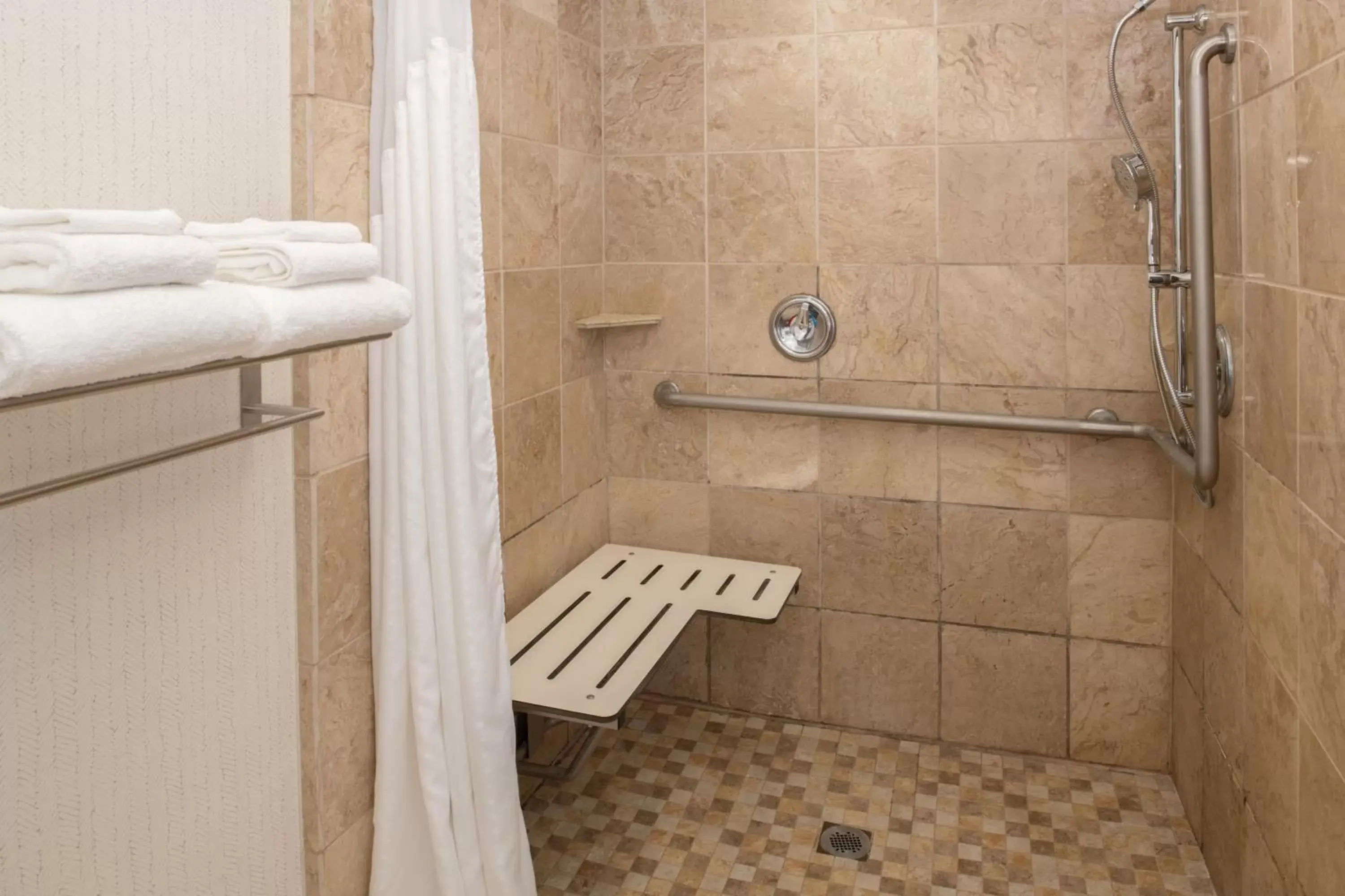 Queen Room with Two Queen Beds and Mobility Accessible Roll-In Shower in Holiday Inn Portland - Columbia Riverfront by IHG Queen Room with Two Queen Beds and Mobility Accessible Roll-In Shower in Holiday Inn Portland - Columbia Riverfront by IHG
