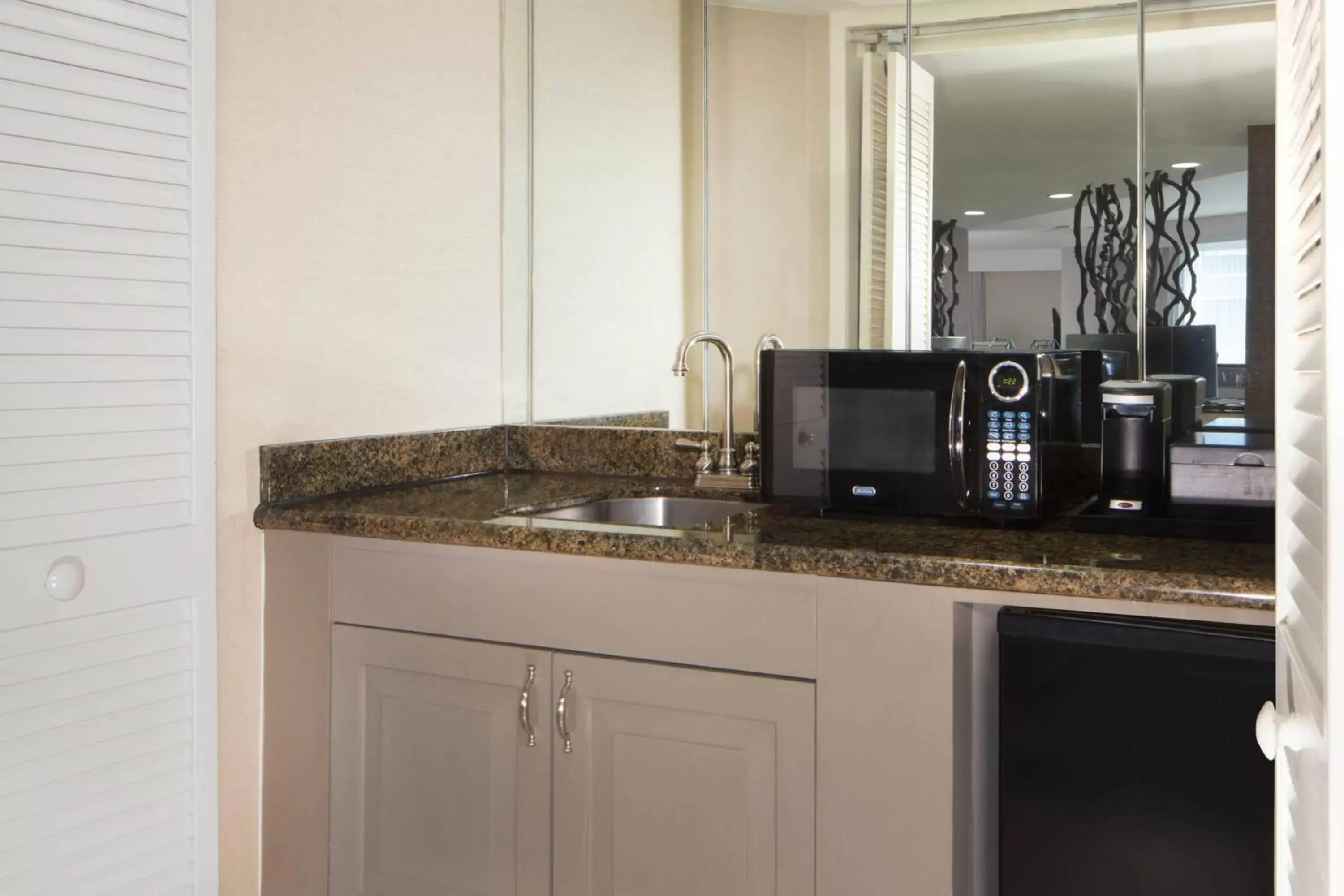 Bedroom, Kitchen/Kitchenette in Houston Marriott Sugar Land