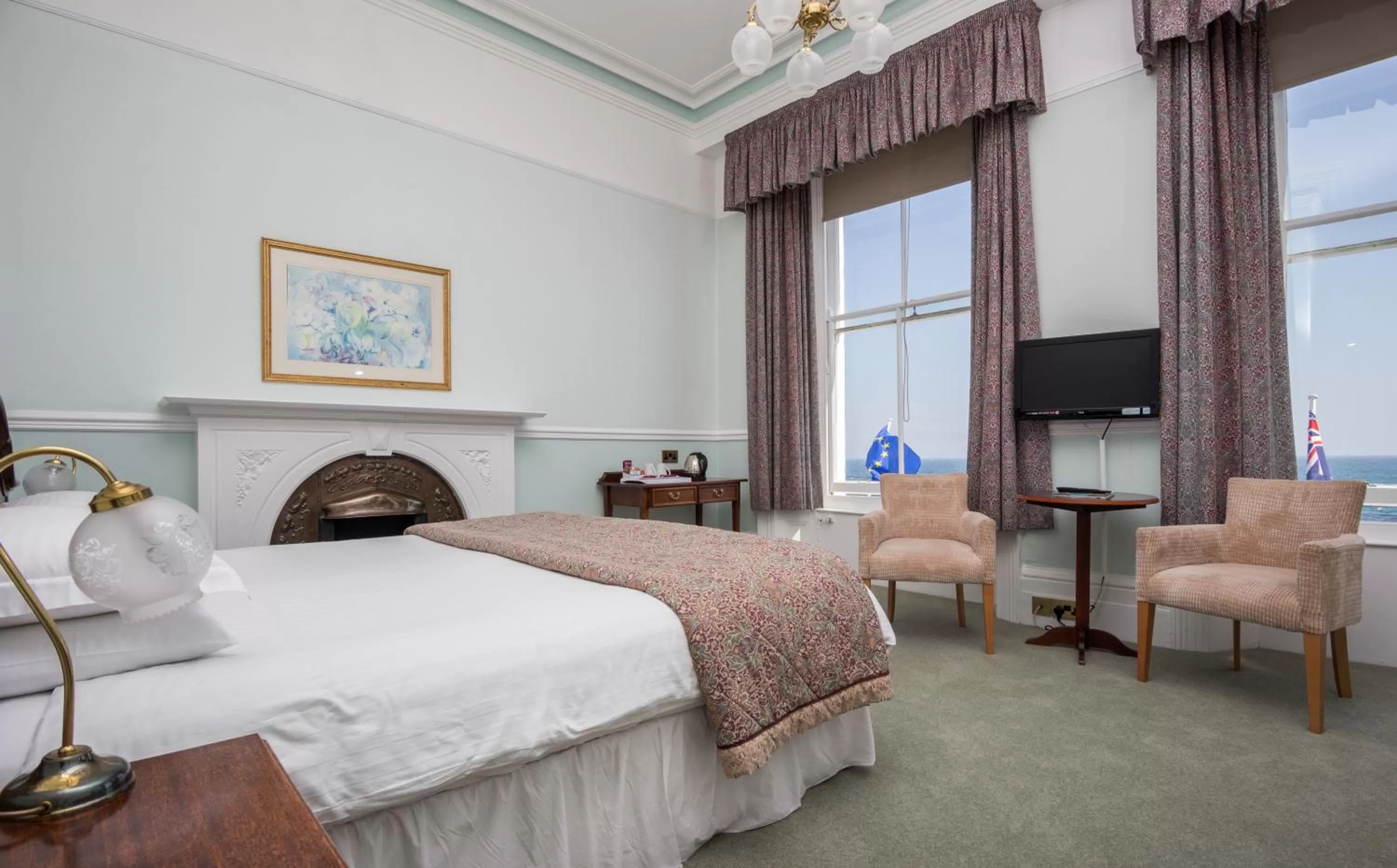 Bedroom, Bed in The Queens Hotel