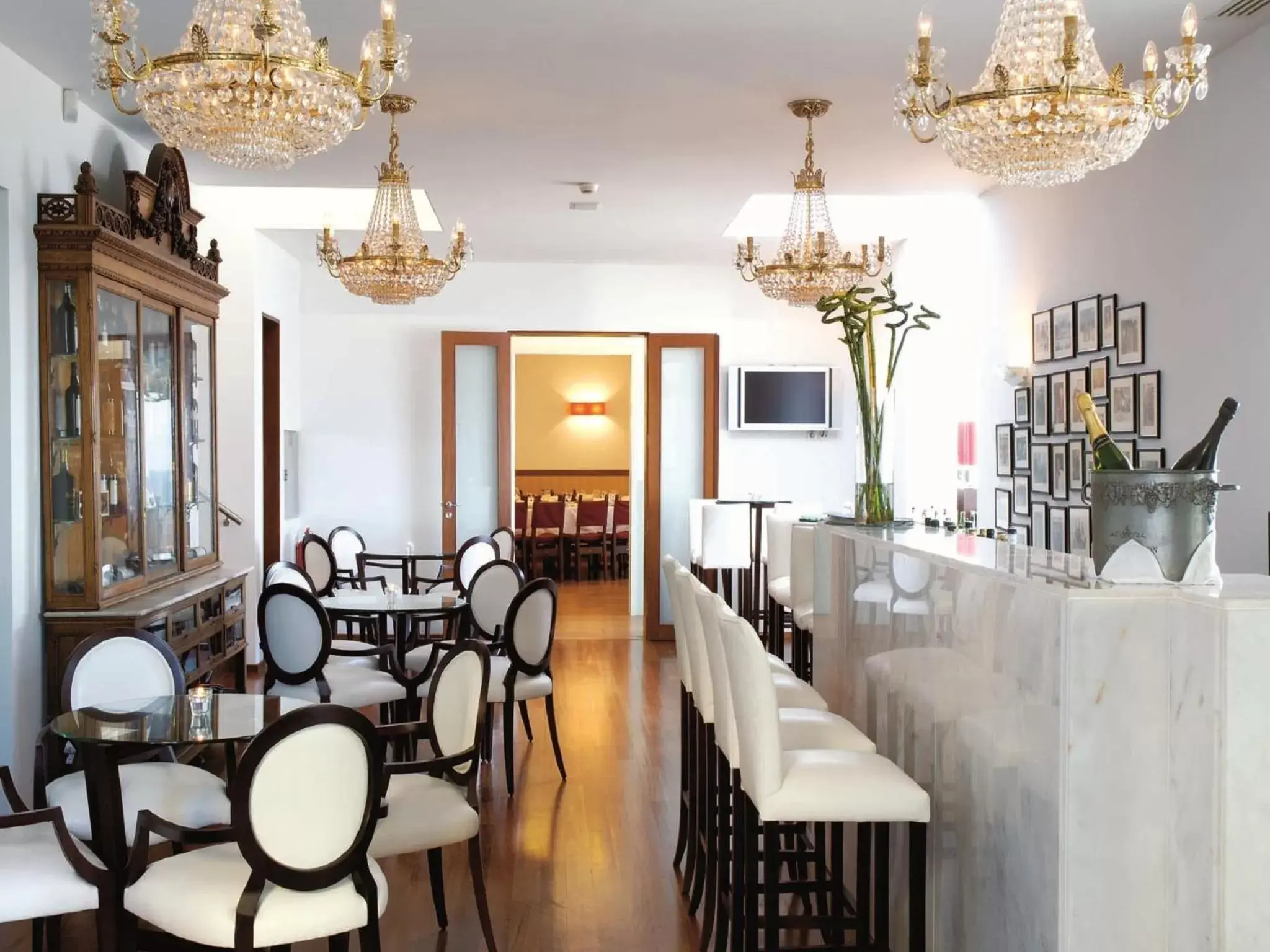 Lounge or bar, Restaurant/Places to Eat in Golden Tulip Porto Gaia Hotel & SPA