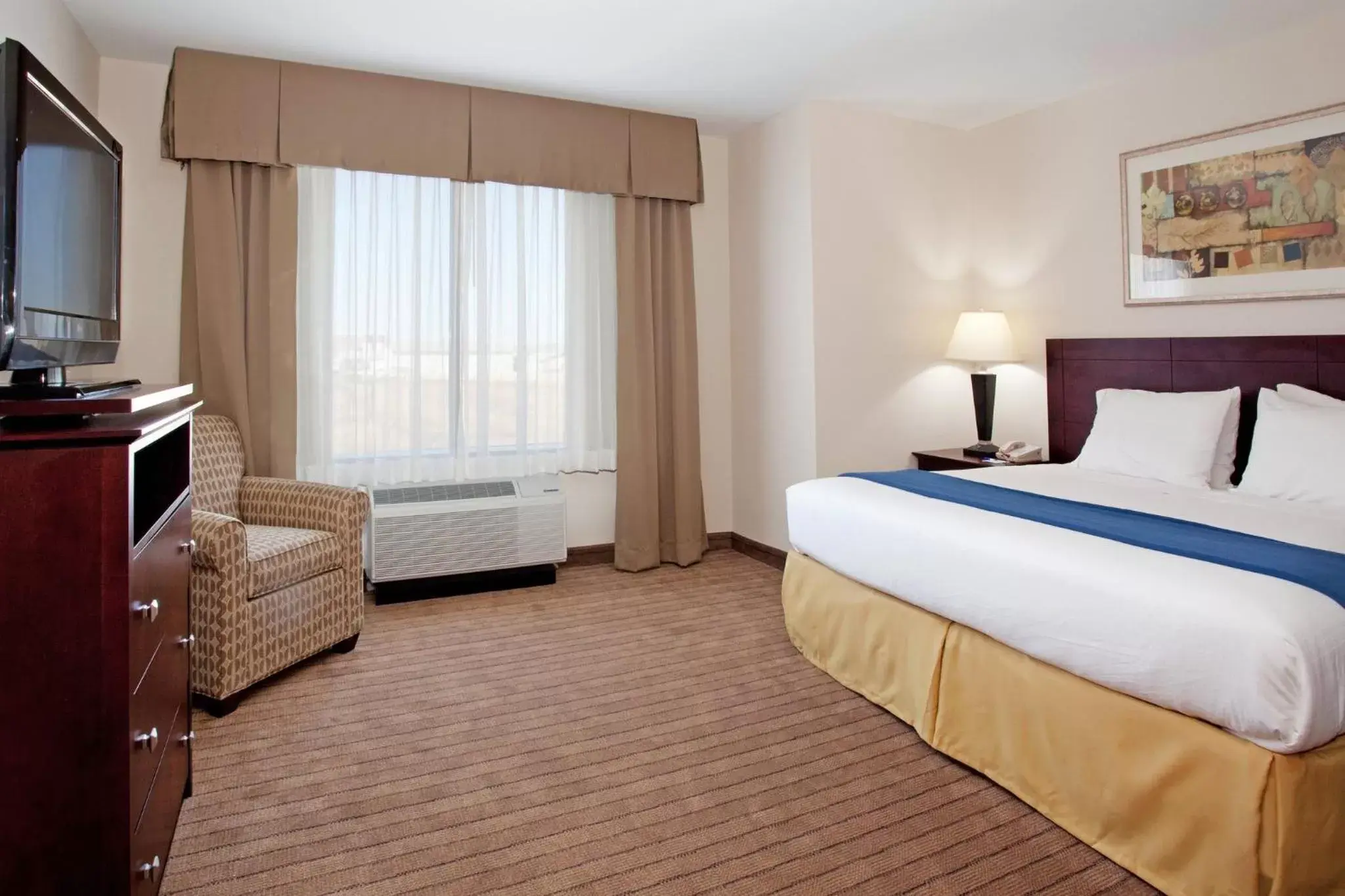 Photo of the whole room, Bed in Holiday Inn Express & Suites Buffalo, an IHG Hotel