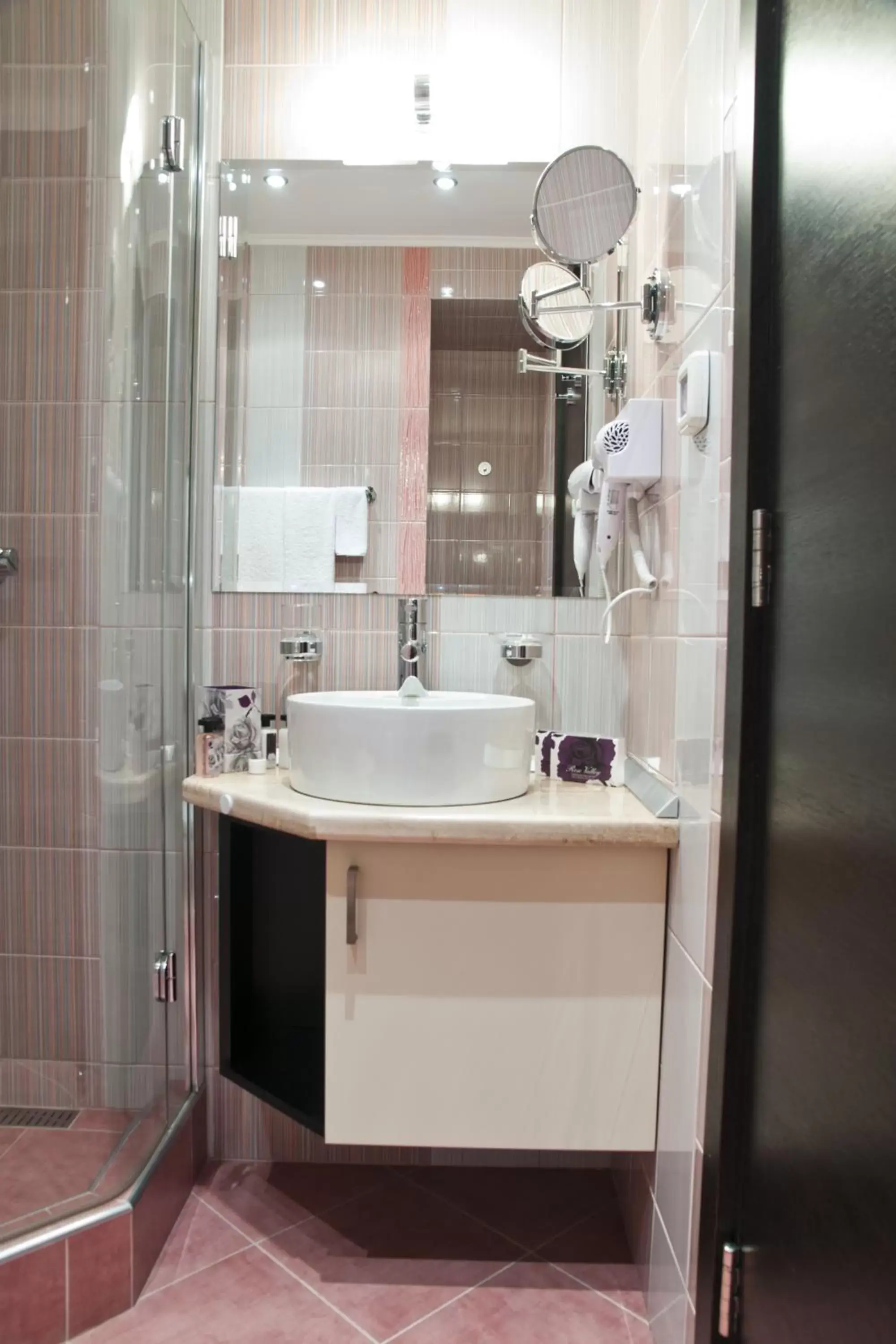 Shower, Bathroom in Efbet Hotel